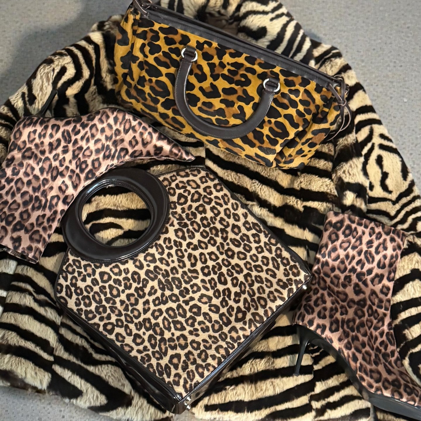 Who else has been wearing leopard since they were 2? 

Prada Leopard print Handbag 
Dior Leopard print tote 
Fendi leopard ring handle bag

#vintagedesigner #vintagebags #leopardprint