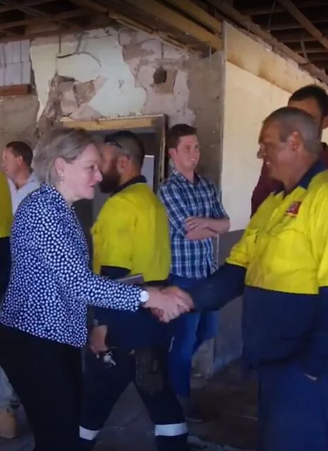 Minister MacTiernan visits Victoria Hotel