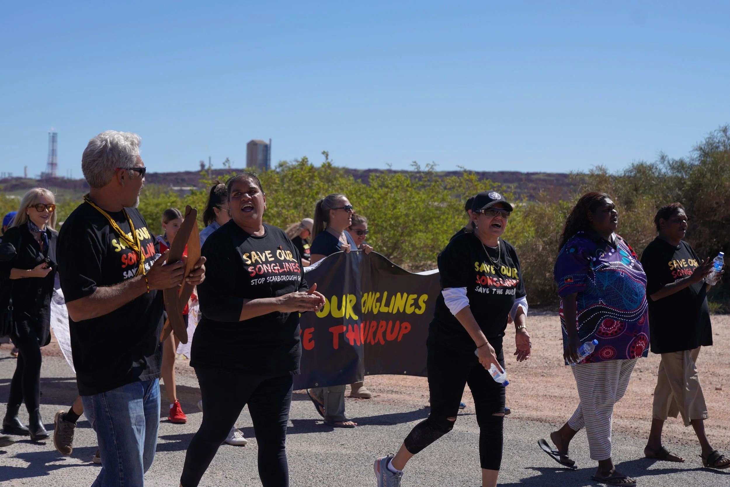 ENVIRONMENT MINISTER BACKS BURRUP FERTILISER PLANT