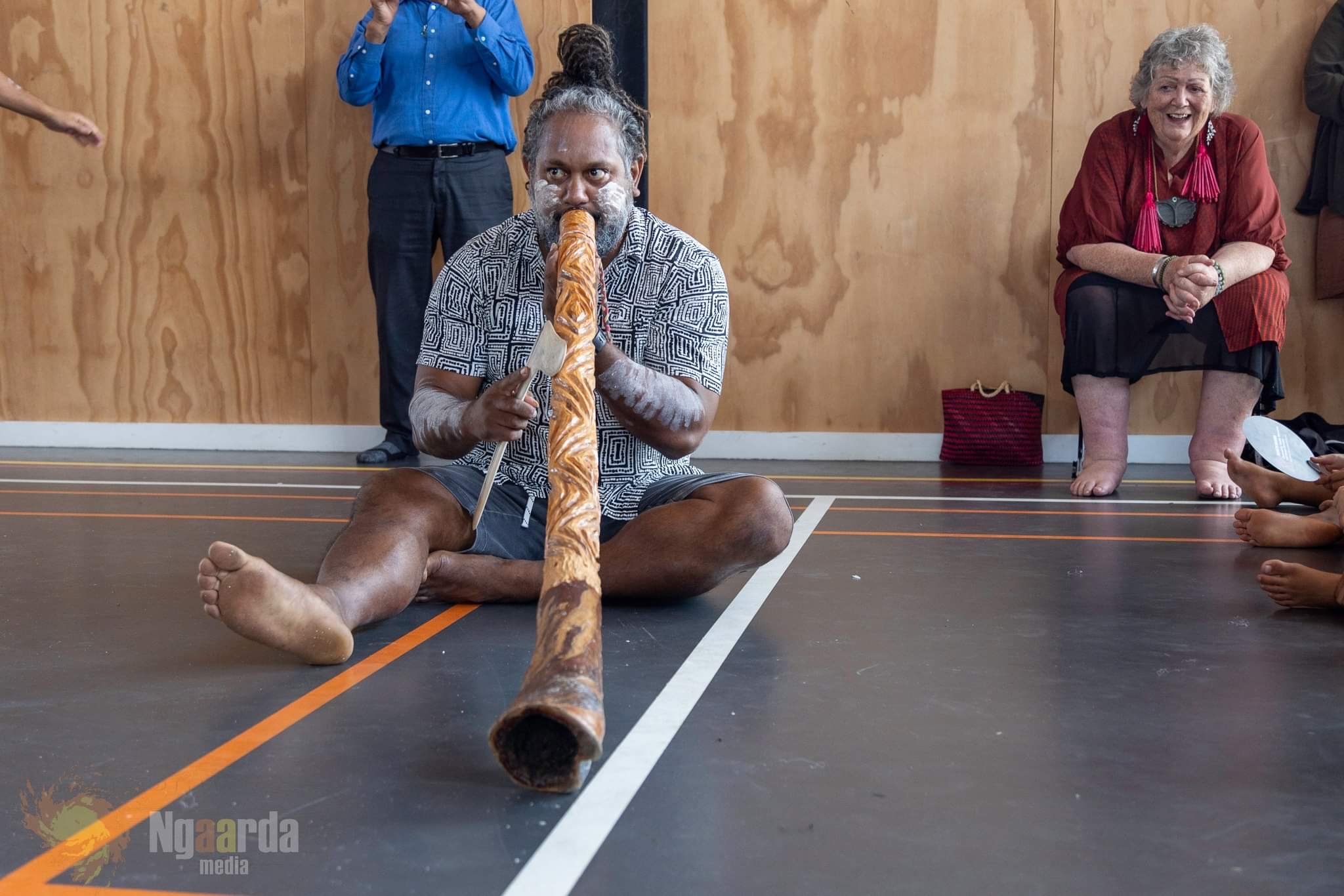 ABORIGINAL SCHOOL PERFORMS IN AOTEAROA AND LEARNS ABOUT BILINGUAL EDUCATION