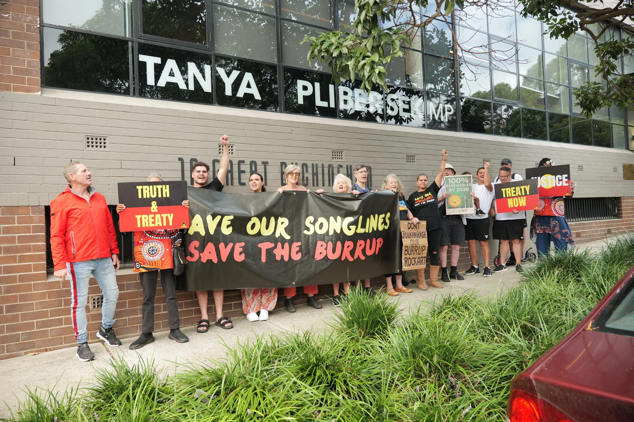 MURUJUGA TRADITIONAL CUSTODIANS PROTEST OUTSIDE MINISTER PLIBERSEK'S OFFICE