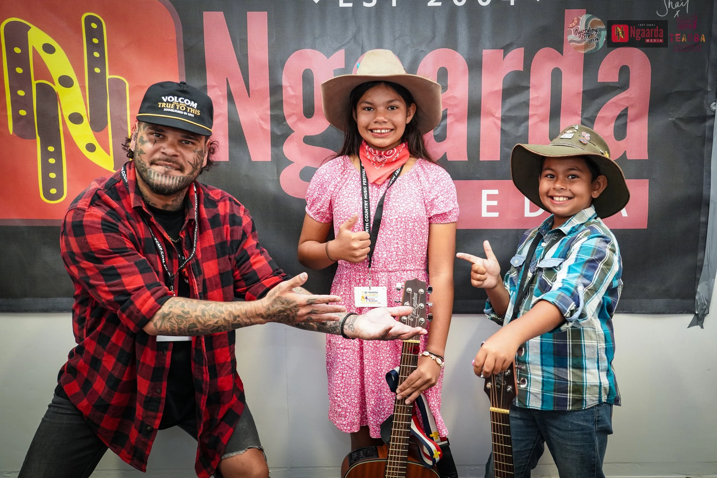 YOUNG COUNTRY DUO THE CURRY MOB DRAWS CROWDS AT TAMWORTH