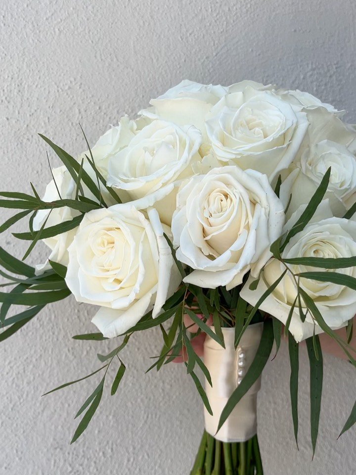 Classy and elegant bouquets for the bride &amp; her bridesmaids🤍🤍

#brides #bridesbouquet #flower #flowershop