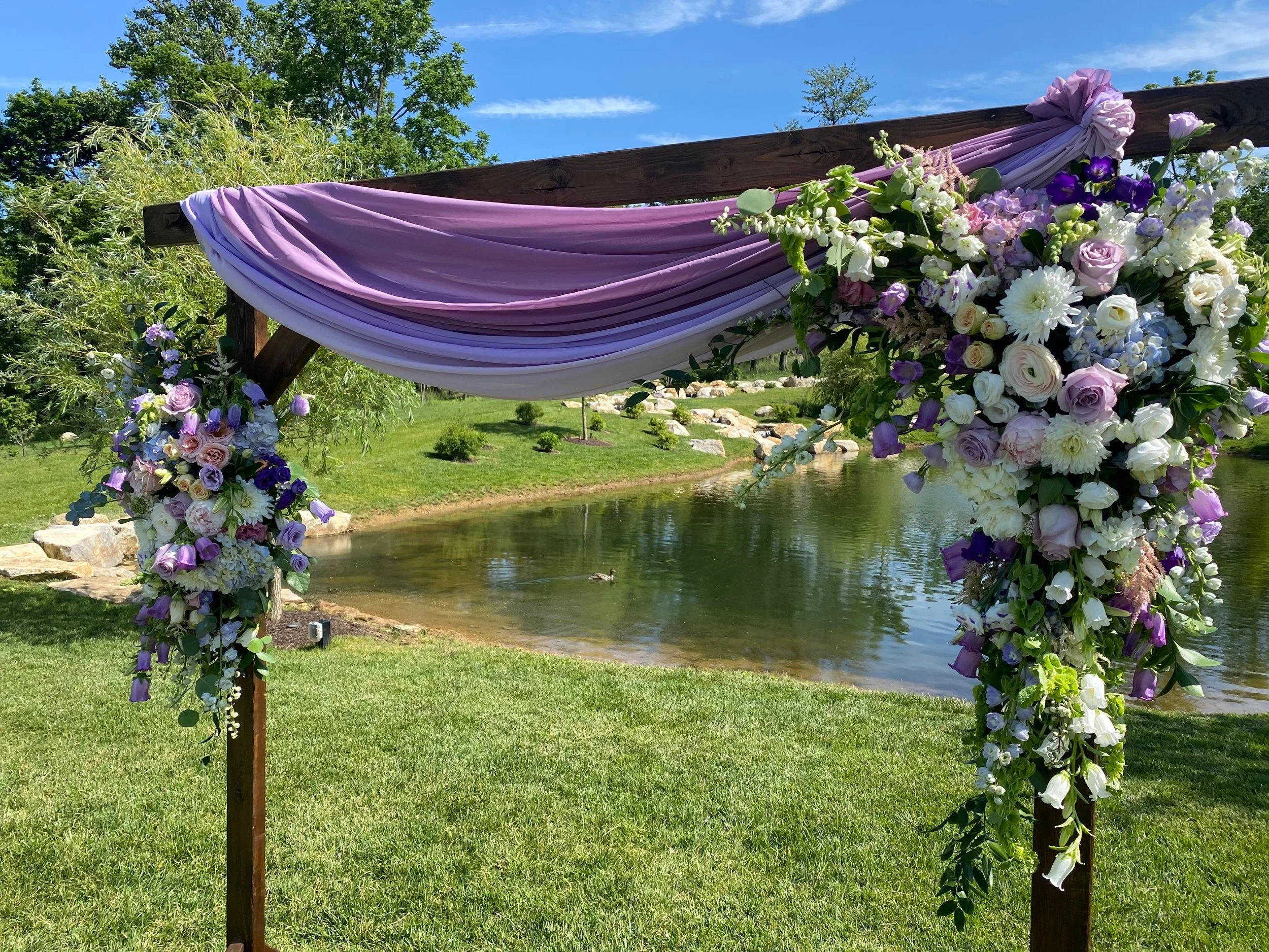 Wedding day blooms in rich purples and soft whites💜🤍💜🤍
.
.
.
.
.
.
.
.
#paweddingflorist #weddingflorist #weddingflowers #philadelphiaweddingflorist