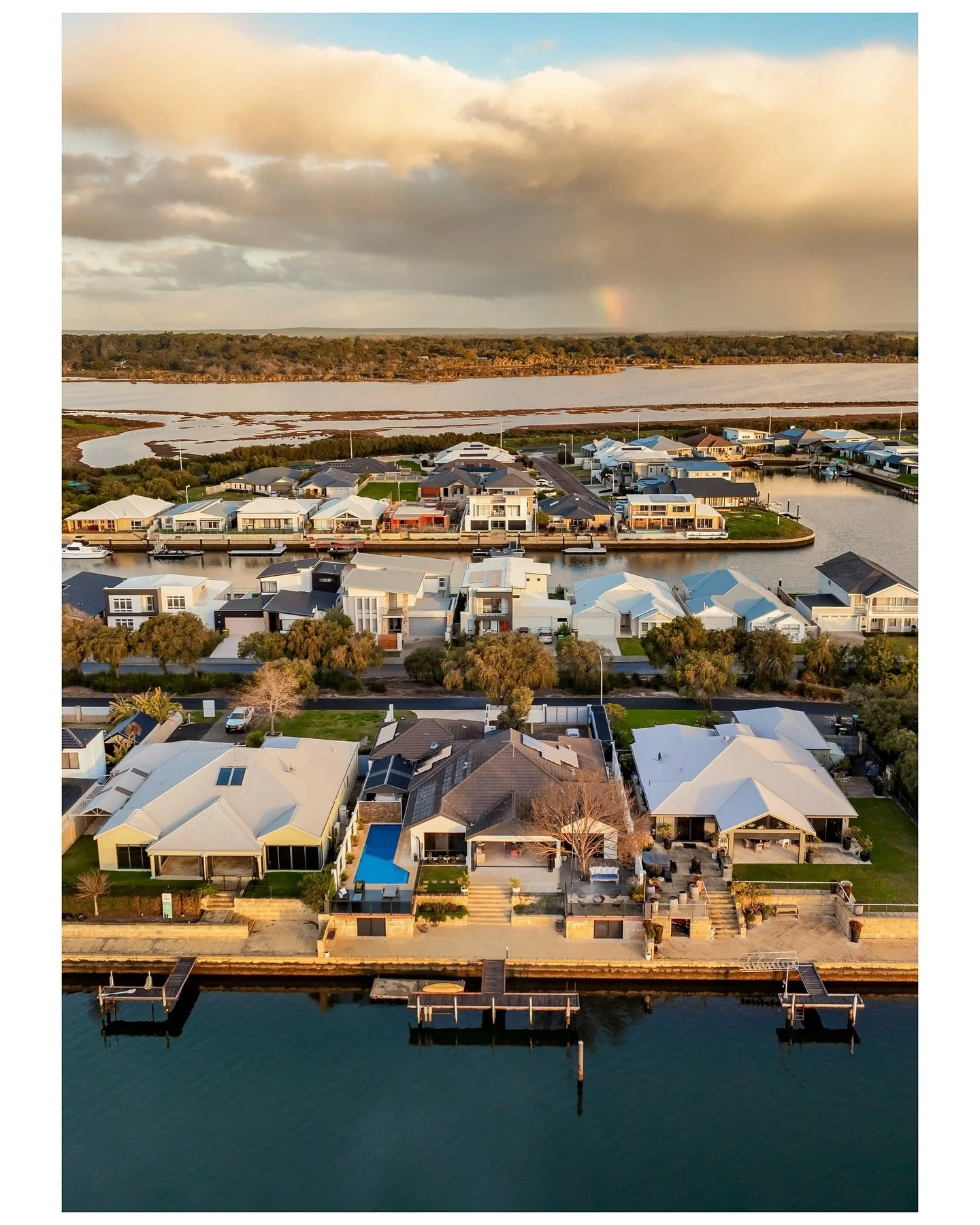 Twilight. 

Shot for: @simongreenbelleproperty 

#marquesphotography #realestatephotography #twilightphotography