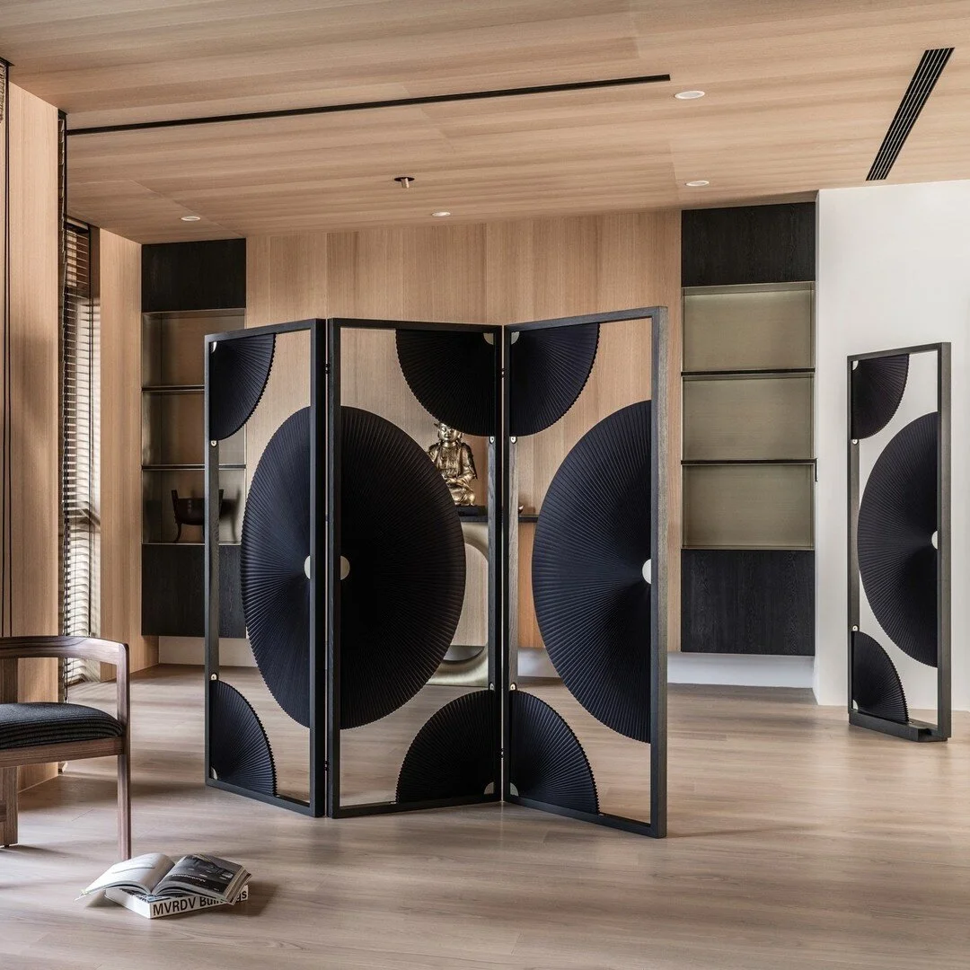 巧妙運用三扇與單扇屏風,為開放的空間開闢出一處神聖靜謐的心靈角落。有所區隔又同時保有氣場的流動感,是扇變屏風提供空間設計的最佳解答。
*台中大空間案例,照片提供 JYT Design
#即日起至4月11凡預購扇變屏風不限單扇三扇即享免運優惠 #現省NT1500
The New Old Divider is KIMU’s  best solution for interior space planning. In this project, the designer smartl