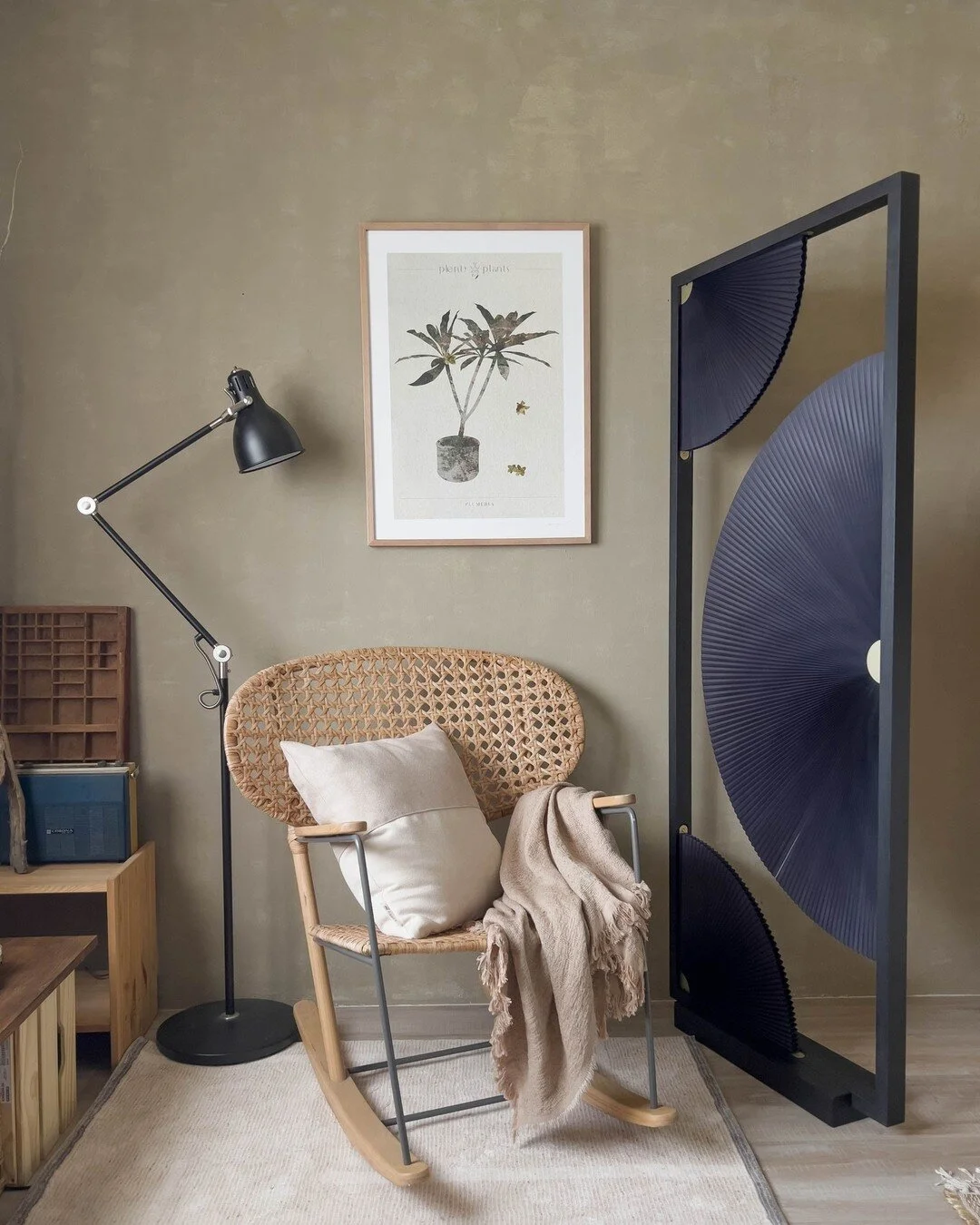 一座屏風、一盞立燈、一張單椅,
小坪數空間也能有一處適合曬太陽放鬆的角落。
#有人好奇柒木的立燈會長什麼樣子嗎