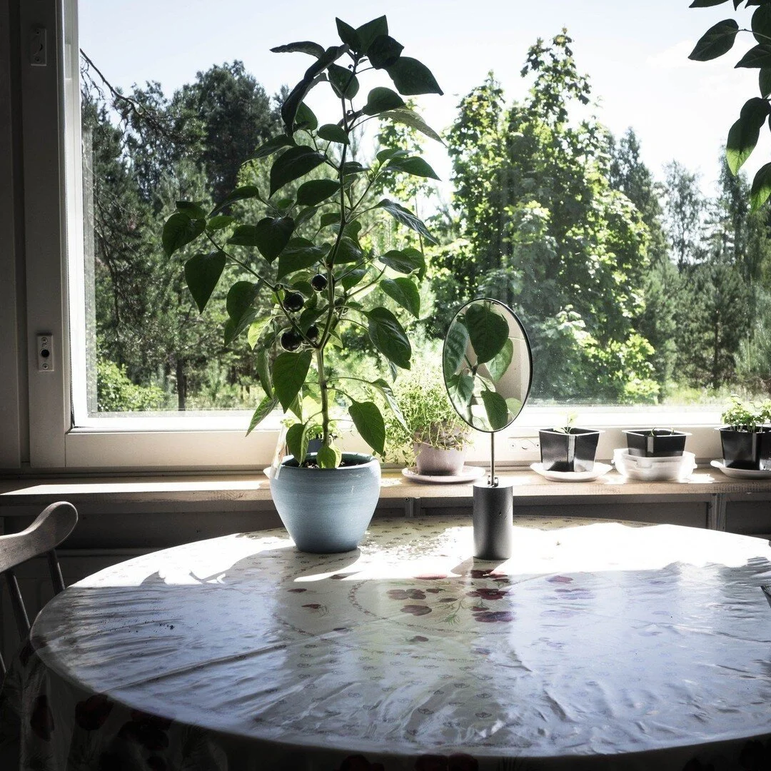 𝗣𝗼𝘀𝗲 𝗧𝗮𝗯𝗹𝗲 𝗠𝗶𝗿𝗿𝗼𝗿
門閂桌鏡利用傳統門閂的結構,提供使用者垂直或水平的使用方式。鏡面同時可做六種角度變化,簡約卻具多功能的思維,創造出生活最美的角度。#老結構新生命
Try to look at things from different angles.