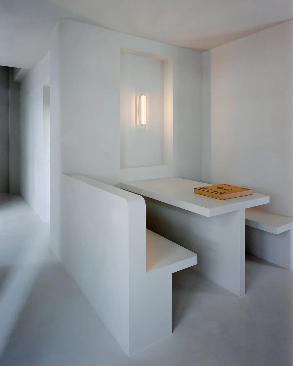 Churros Wall Lamp 糖蔥壁燈

線紋鋁的表面，如清晨般靜謐，一道道細痕刻下時間的節奏。當光線在金屬紋理間流動，彷彿黎明的曙光，被靜靜凝結在牆面之上。

Interior design: @2booksdesign 
Photography: @studio_millspace