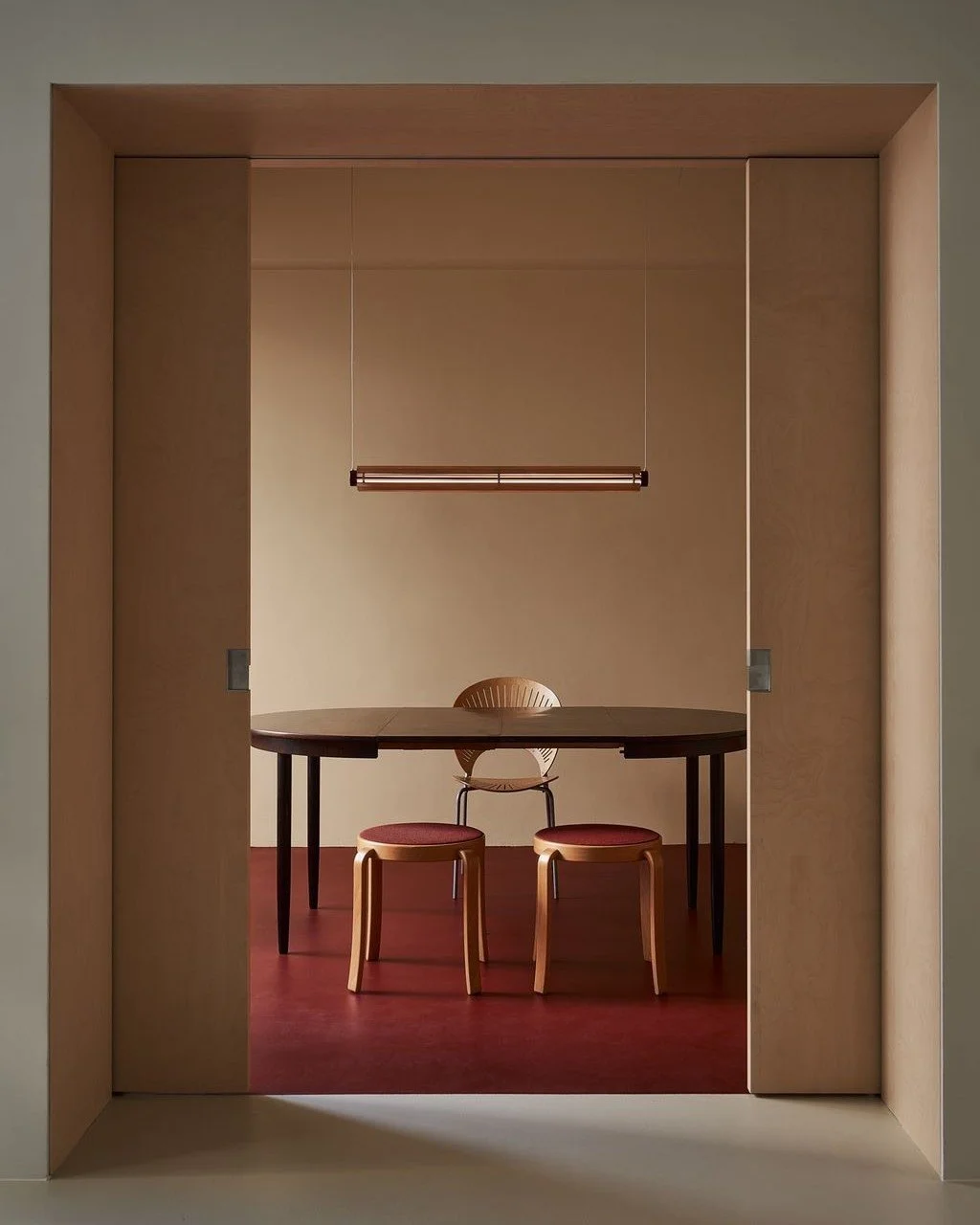 𝗪𝗵𝗲𝗿𝗲 𝗹𝗶𝗴𝗵𝘁 𝗳𝗶𝗻𝗱𝘀 𝗮 𝗴𝗲𝗻𝘁𝗹𝗲 𝘄𝗲𝗶𝗴𝗵𝘁
當光線擁有了溫柔的重量

柒木走進了親子品牌「子有你」的質感空間。

糖蔥吊燈（木頭款）以簡練的長型線條，橫跨在沉穩的長桌之上。木質的溫潤色澤，正好呼應了空間中大面積的暖木調性，與那一抹大地紅交織出屬於東方的當代美學。

光線穿透幾何結構，顯現出層次分明的「東方陰影」。在這樣一個專為母嬰肌膚打造的品牌空間裡，我們希望這盞燈能像品牌初衷一樣，提供一份最安穩與純粹的陪伴。
-
