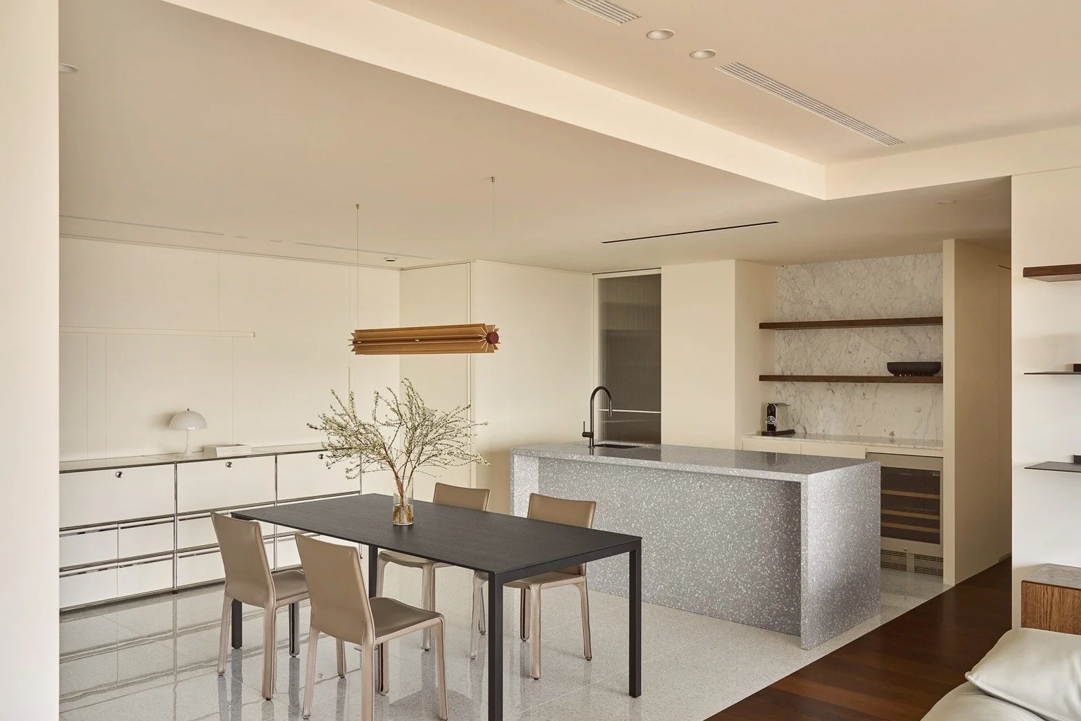 𝗤𝘂𝗶𝗲𝘁 𝗗𝗶𝘀𝘁𝗶𝗻𝗰𝘁𝗶𝗼𝗻 𝗯𝘆 向度設計

「界線的存在，
並非為了劃分彼此，
而是讓每一種狀態，
都能被安放在適當的位置。

真正重要的分界，
不依附於形式，
而是在日常之中被理解。

在這個約五十坪的居所裡，
我們將兩個私人空間分置於平面的兩側，
讓日常得以各自安放，
在不被打擾的狀態下共處。
公共區域則被保留為空間的核心，
作為連結與平衡的中介。」

𝗞𝗜𝗠𝗨 𝗖𝗵𝘂𝗿𝗿𝗼𝘀 𝗣𝗲𝗻𝗱𝗮𝗻𝘁 𝗟𝗶𝗴𝗵