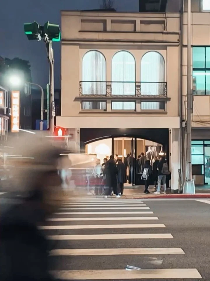 𝗞𝗜𝗠𝗨 𝗦𝗵𝗼𝘄𝗿𝗼𝗼𝗺 𝗦𝗼𝗳𝘁 𝗢𝗽𝗲𝗻𝗶𝗻𝗴 𝗣𝗮𝗿𝘁𝘆

那天，大家在字裡行間找尋自己的訊息。有人看見了TIMELESS，有人看見了NASA。對柒木來說，這13年來的關鍵字，或許就是一場不斷發生的TRIAL。

謝謝過去參與過柒木任何一個時刻的朋友。從遊牧式到柒木第一個正式展間，我們把新的、舊的、借來的驚喜都安放好了。

開幕派對雖然告一段落，但屬於這個空間的故事才剛要開始。
-

𝗔 𝗠𝗲𝘀𝘀𝗮𝗴𝗲 𝗳𝗿𝗼