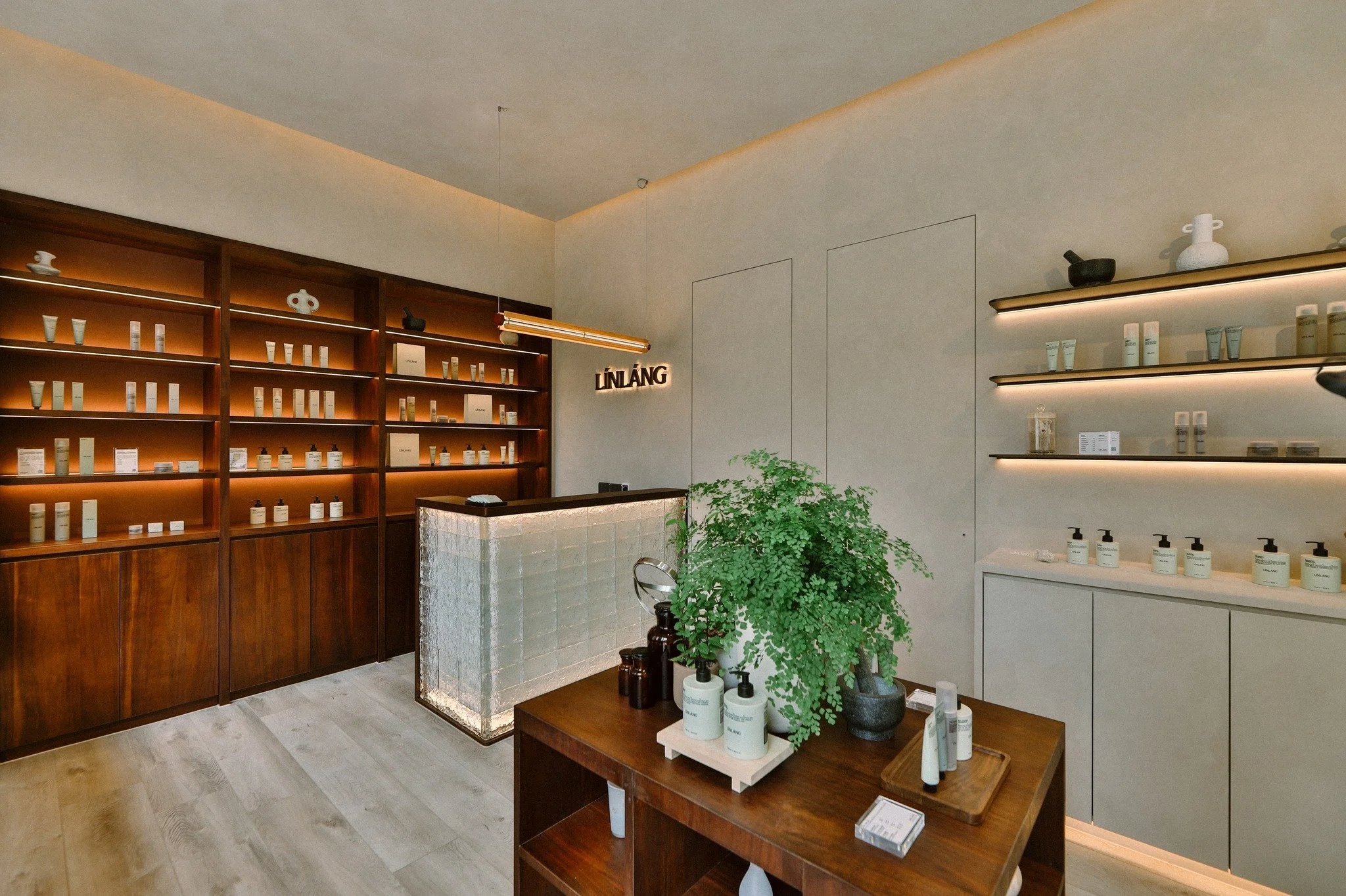 𝗖𝗵𝘂𝗿𝗿𝗼𝘀 𝗟𝗮𝗺𝗽 - 𝗟𝗜𝗡𝗟𝗔𝗡𝗚首間實體店𝗣𝗵𝘆𝘀𝗶𝗰 𝗴𝗮𝗿𝗱𝗲𝗻

空間不僅承載產品，也延續品牌對植物、歷史與生活之間連結的長期探索。從材質的觸感、光影的變化，到氣味與視線的交會，LINLANG對每一個細節的關注，都是為了喚醒多重感官，形塑一個能被感受、被記住的 LINLANG。 

空間細節的選擇上，LINLANG 將光線視為敘事的一部分。透過溫和而層次分明的照明，柔化空間輪廓，放大感官對細節的感知，使氛圍在不著痕跡中