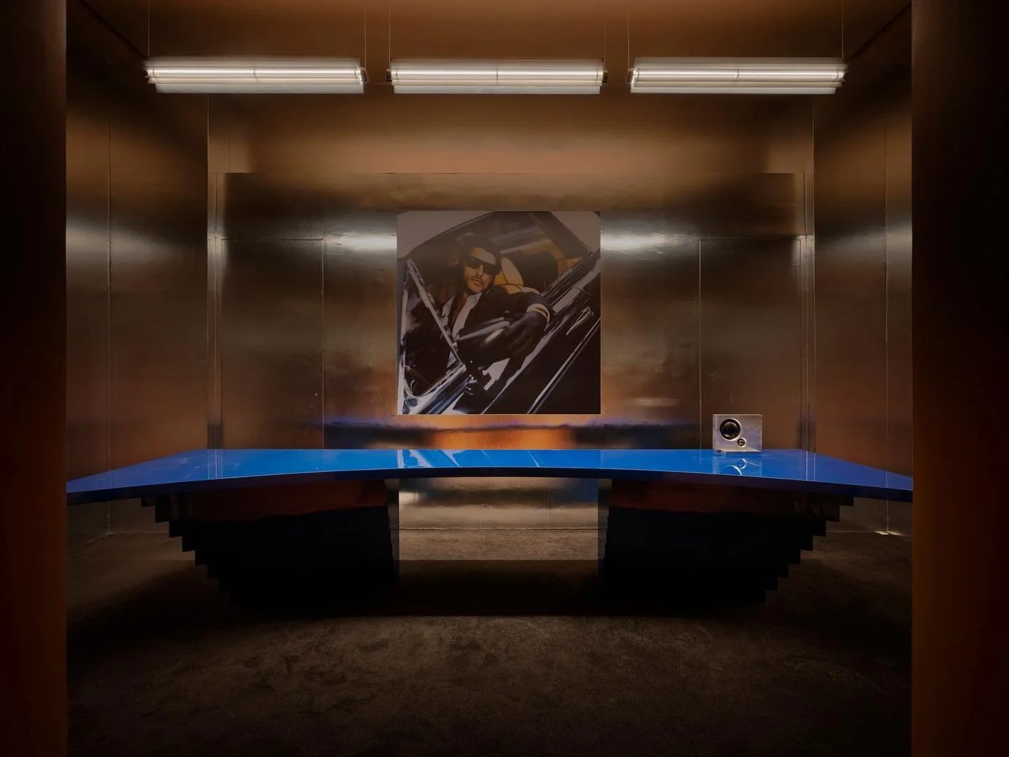 鏡頭下的對焦與定格 - 菓蒔設計以糖蔥燈構築JEpoque的光學語彙

「我們最在意被看見的，是人與商品之間被『對焦』的瞬間。」&mdash;&mdash; 菓蒔設計社

在空間與物件的關係上，菓蒔設計社透過柒木「糖蔥燈」與金屬材質的交織，構築出一套材質隱喻。糖蔥燈層層堆疊的紋理，呼應了鏡頭內部光學結構的細膩層次；而金屬材質則精準對應了鏡頭外部的機械結構，展現出冷靜且嚴謹的工藝特質。這兩種材質在空間中交會，一者偏向感性的光學語境，一者偏向理性的機械語彙，共同在場域中組合成一套完整的「觀看裝置」。