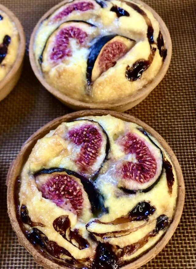 Our signature goats cheese and figs midi quiches