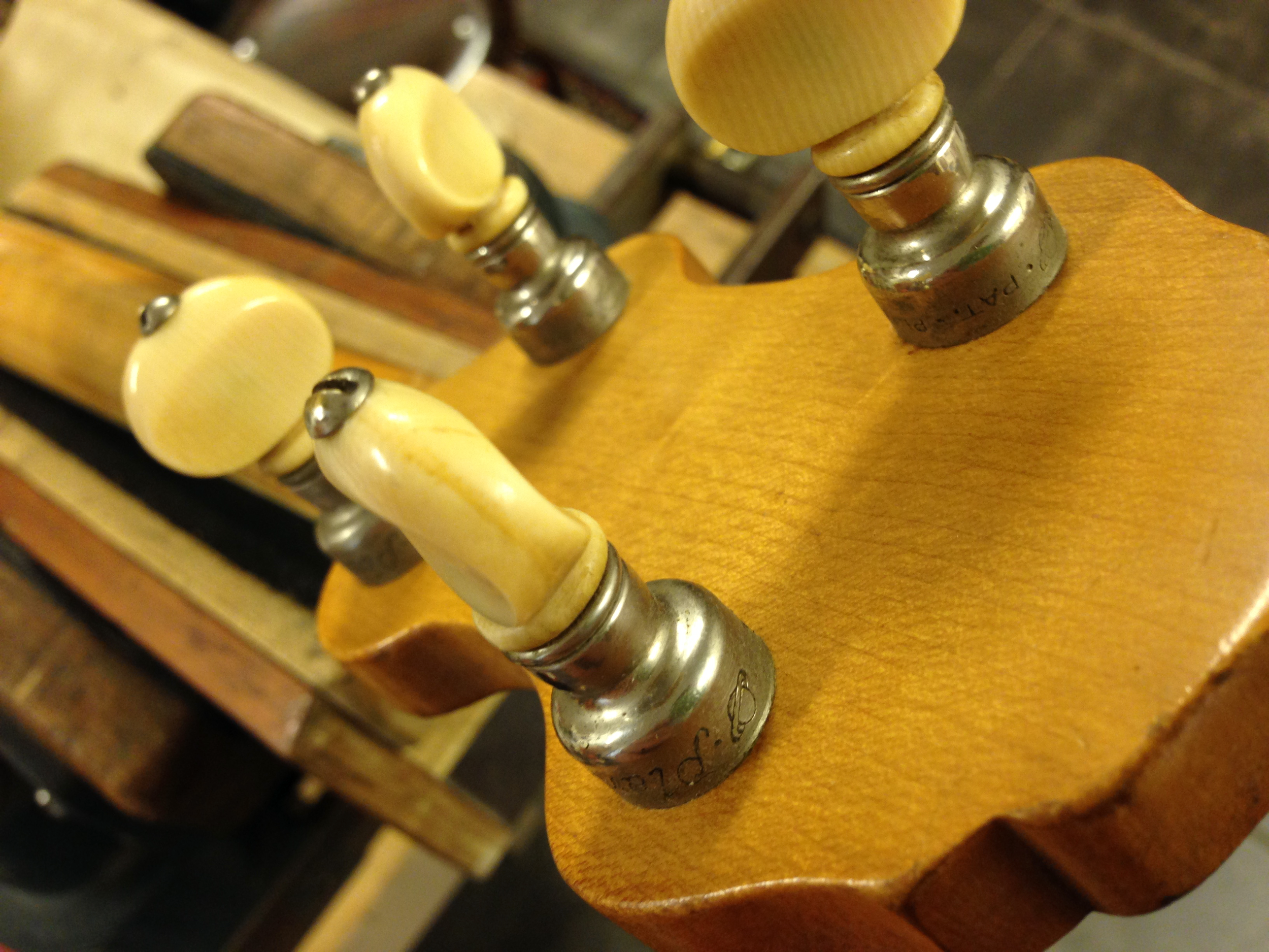 detail banjo headstock tuner peghead luthiergringhuis national.png