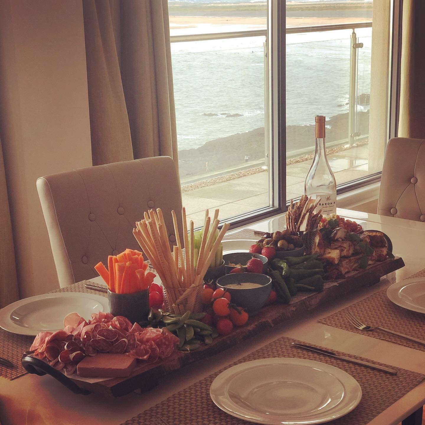 So lovely to see our huge boards in action in their new homes! That is what we call a board with a view! 

Thank you @katiekenrick 

#plattersofinstagram #thesunnyset #sharingboard #grazingboard #homedecor #beachlife
