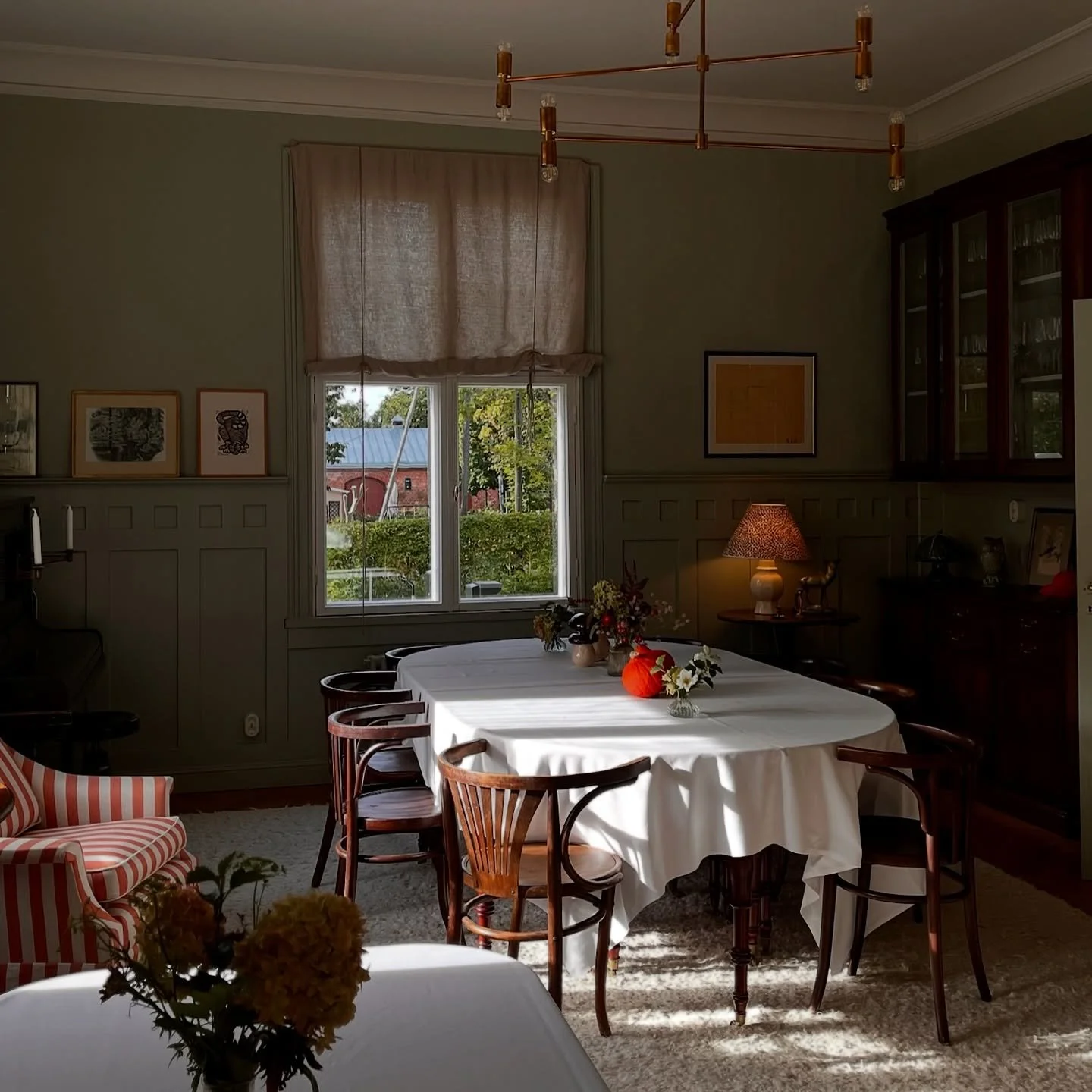 Escape to Billn&auml;s G&aring;rd this autumn and immerse yourself in the season&rsquo;s golden embrace. 🍁

The stunning French-Finnish manor offers six unique rooms with organic beds and bathrooms, where you can truly slow down among the changing l
