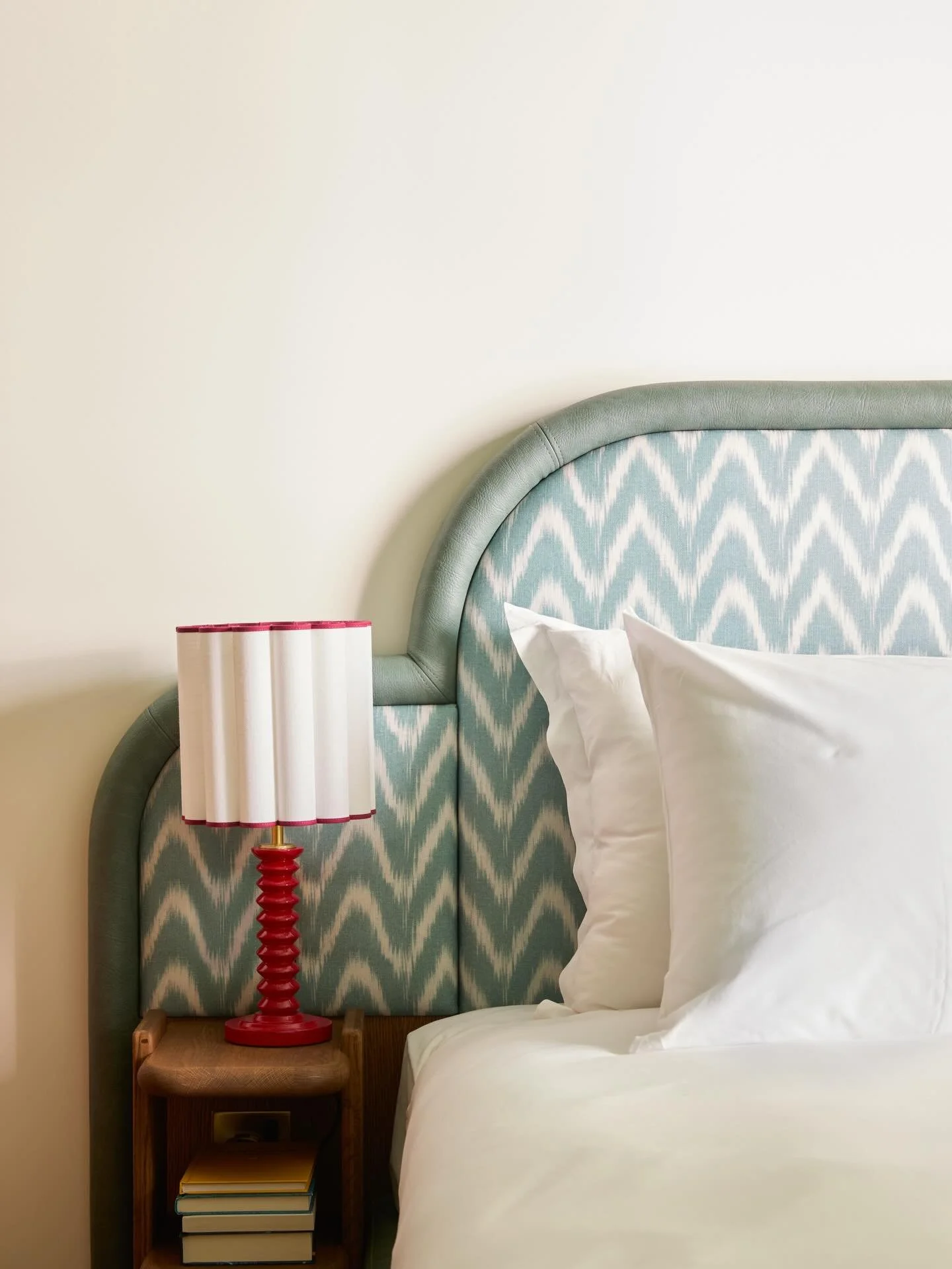 Dreaming of a city escape to break up the dreary weather? 💭

This winter, @TheJulyHotels brings its exclusive CHAPTERS offer to its London and Amsterdam apartment-hotels. 

🇳🇱 Amsterdam:

 The Explorer Edition 🔎

20% off
Free @analogue.ams dispos