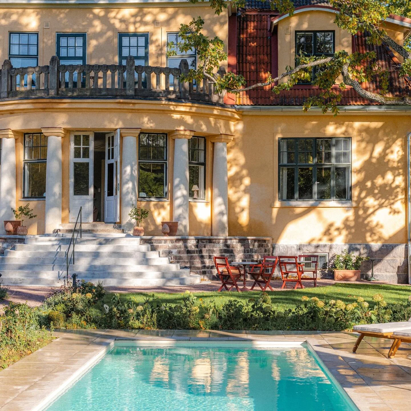 Welcome home to @billnas_gard 🤍

Historic, elegant, thoughtful - a boutique hotel designed to bolster authentic wellbeing. 

Just one hour from Helsinki, the riverside villa from 1912, beside a charming 1770 donkey stable, invites you to slow down, 