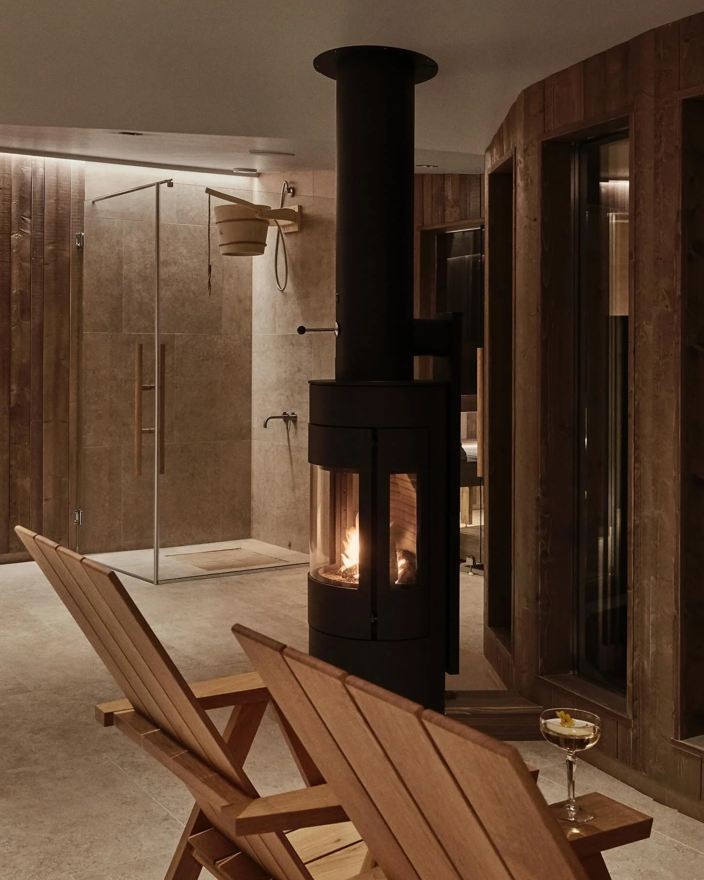 Above the rooftops of Porvoo, @hotelrunoporvoo&rsquo;s&nbsp;attic&nbsp;sauna awaits. 🇫🇮

Handcrafted wooden panels, a crackling fireplace, a cold bucket shower - Finnish sauna as it should be. Unhurried, warm, and always included in your stay.

Add