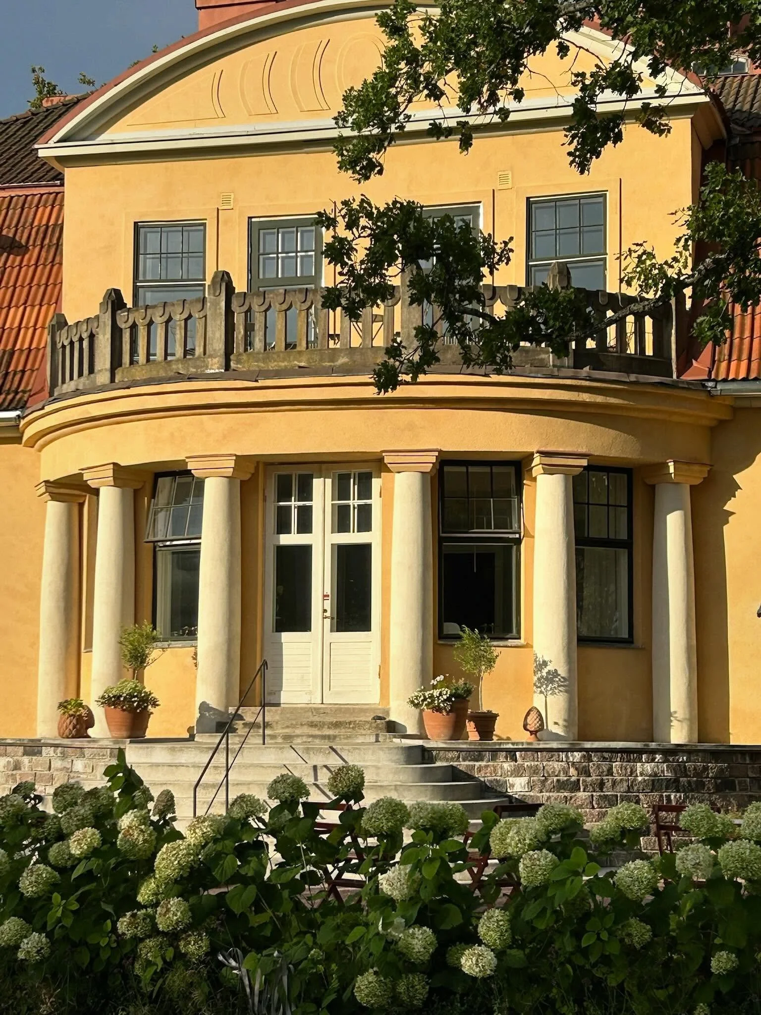 Scandi summer time.🌞

Stays at @billnas_gard are nothing like checking into a regular hotel. 

Owners Taina and Chris invite you to join enjoy their impossibly beautiful Finnish summer house, a belle &eacute;poque villa only open as lodgings at cert