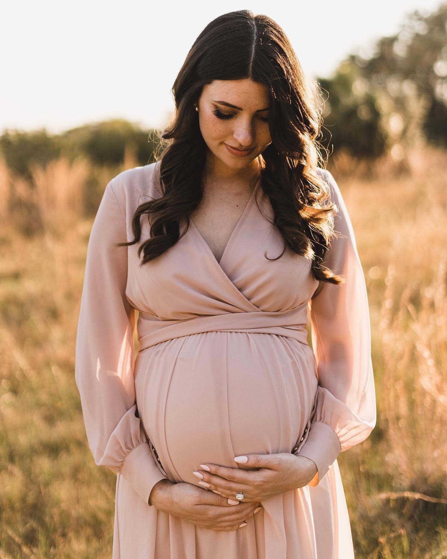 OBSESSED with these maternity session previews! 😍