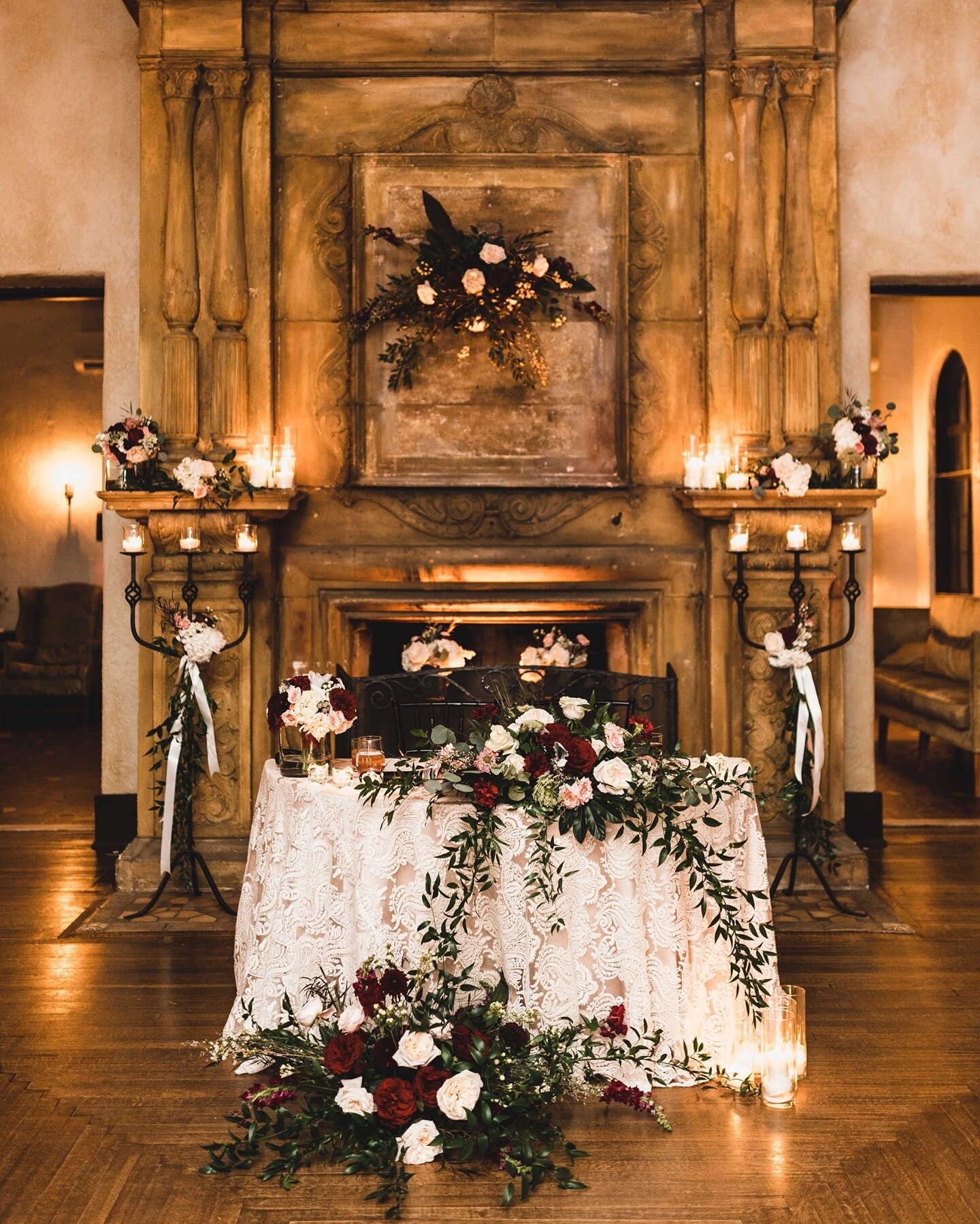 Talk about an epic sweetheart table! Check out this stunner, full of flowers from the amazing @theflowerstudioaltamonte!