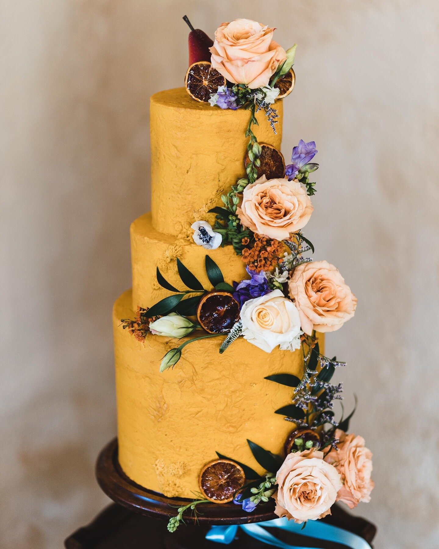 Your cake should be a focal point. Check out this STUNNER by @lepetitsweet!