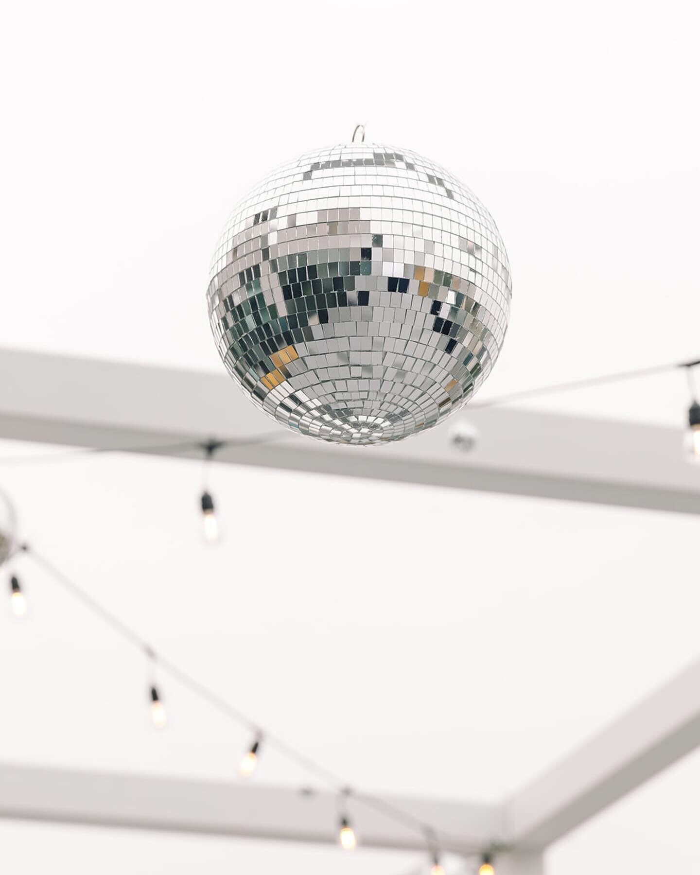 Hot take: disco balls might be the only decor that are just as much of a vibe during the day or night 🪩🕺🏻💃🏻🪩

Venue: @skyblurooftopbar 
Photographer: @black.iris.photos
Food: @curryupnow @tacotaxicompany @butter_and_saffron
Decor: @ayalaballoon