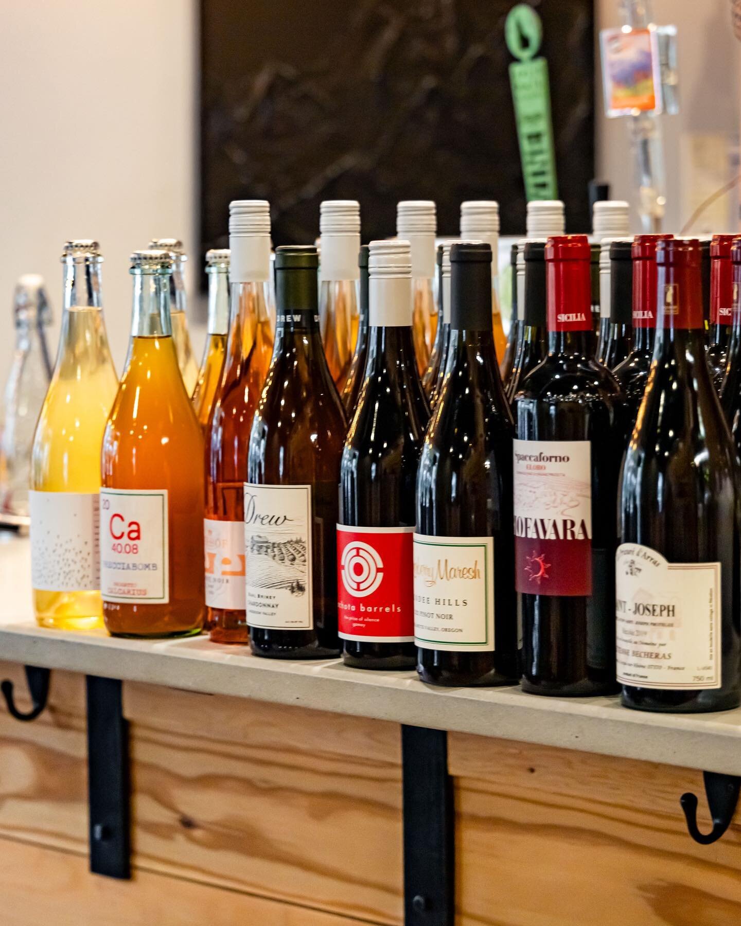 🌈🍷 Check out the colorful and vibrant wine lineup that we showcased during our Taste The Rainbow Wine Class. These rainbow-inspired wines are the perfect way to celebrate #pridemonth in a unique and exciting way!

🌈 Rainbow Wines:
⚪ Broc Cellars '