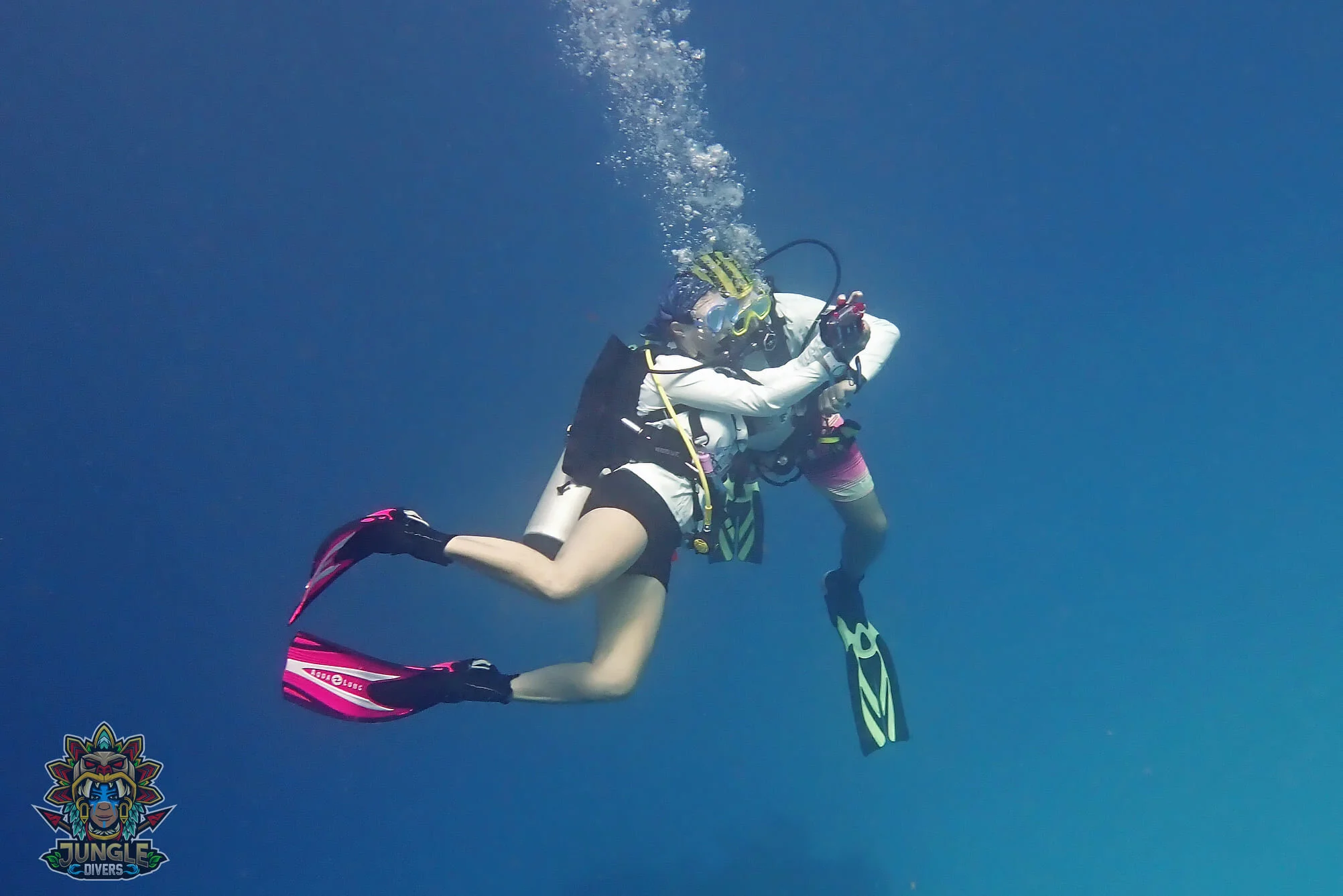 Dory and Jefé scuba diving together in Cozumel