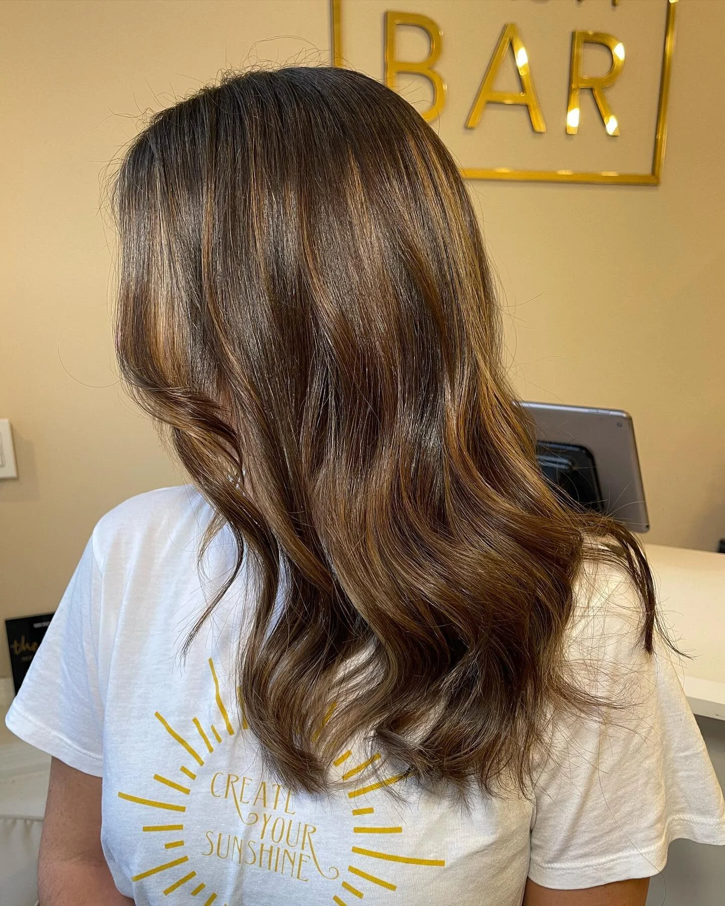 The perfect amount of shine ✨ 
Babylights and glaze by Grace 
@graceloveshair15 
@the.beauty.bar.ny