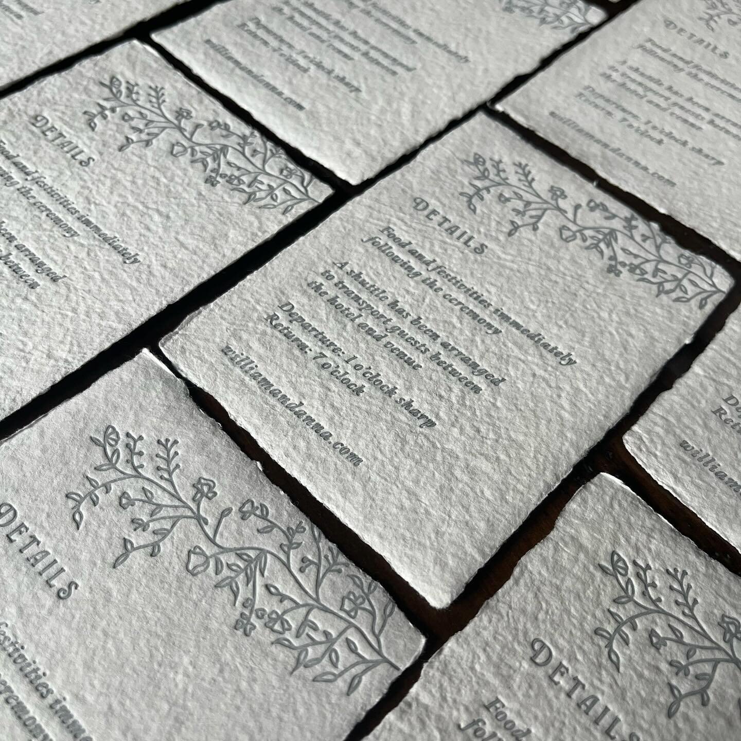 I can never get enough of how letterpress stationery catches the light.✨ Handmade paper has so much beautiful texture, and the deep impressions from the printing process make it even better! 
.
.
.
.
.
#letterpress #2024wedding #2024bride #2025bride 
