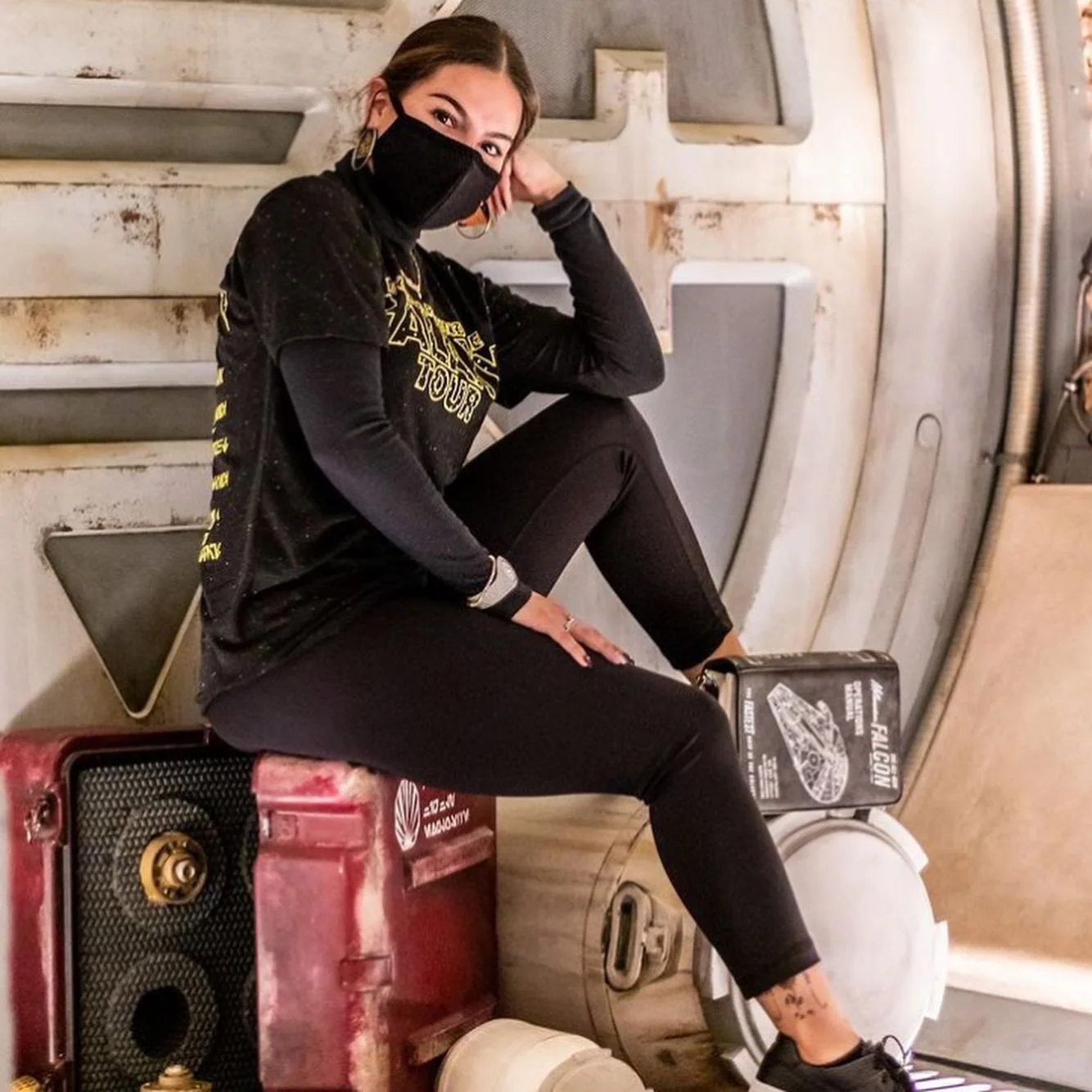 @lilaaay_pacheco at @disneygalaxysedge with our Millennium Falcon crossbody💫

#bioworld #starwars #disney #hansolo #starwarsdaily #ootd #wearamask