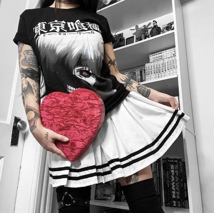Nothing says Valentine&rsquo;s Day like half-ghouls and fighting insatiable hunger for human flesh🖤❤️

@spookyxteeth wears our Tokyo Ghoul tee🐇

find yours at @hottopic 

#bioworld #anime #tokyoghoul #ootd #valentines #instastyle #animeart