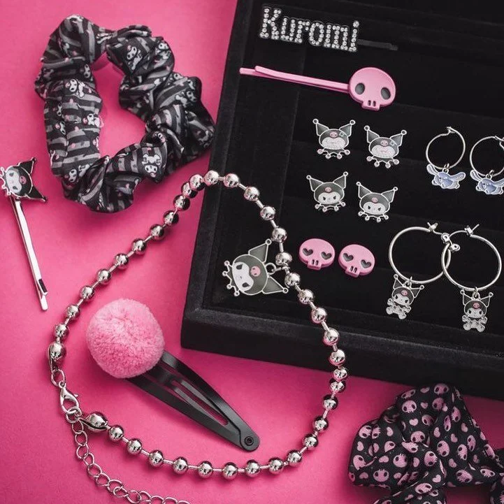 Getting ready for the day💕🖤 Find our cute Kuromi accessories at @hottopic 
#bioworld #kuromi #hellokitty #aotd #ootd #instastyle