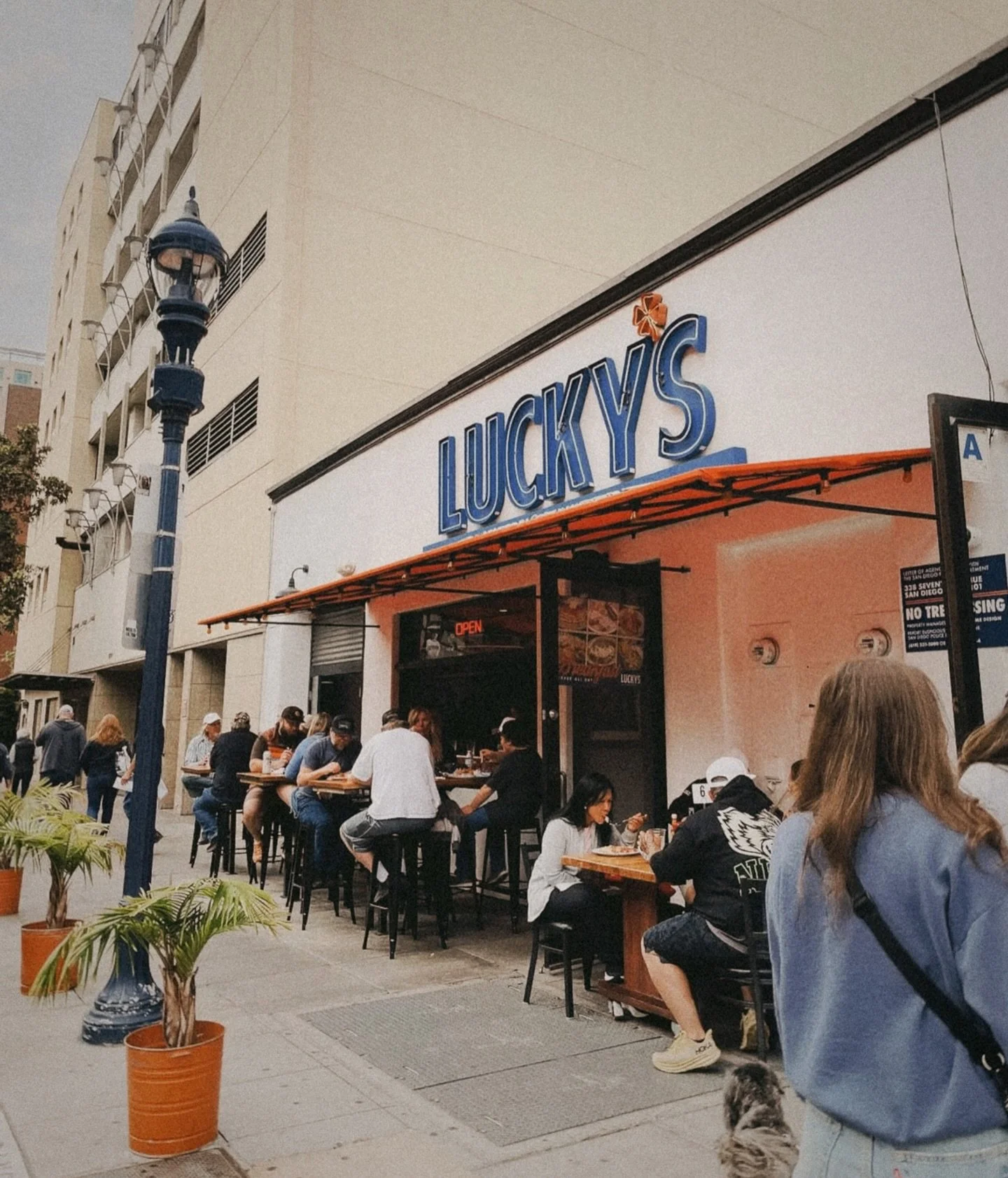 Your midday meeting place 💙

📍Lucky&rsquo;s Lunch Counter