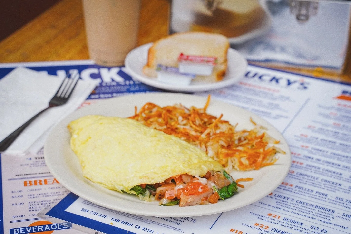 Sticking to your New Year&rsquo;s resolutions is easy with options like this! Try our Coach&rsquo;s Omelette: three eggs with chicken sausage, jack &amp; cheddar, spinach, tomatoes, and onions! 🍳🥬