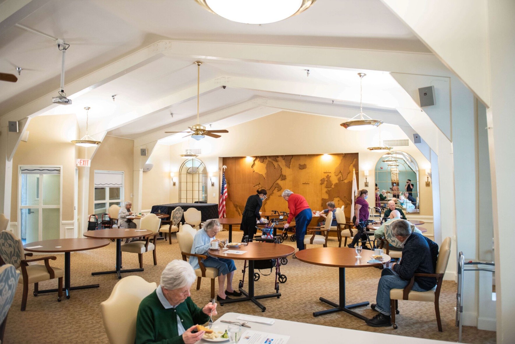 What Makes a Senior Living Community in Los Angeles Ideal for Your Loved One?