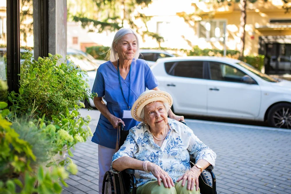 Memory Care Centers vs Assisted Living: Key Differences