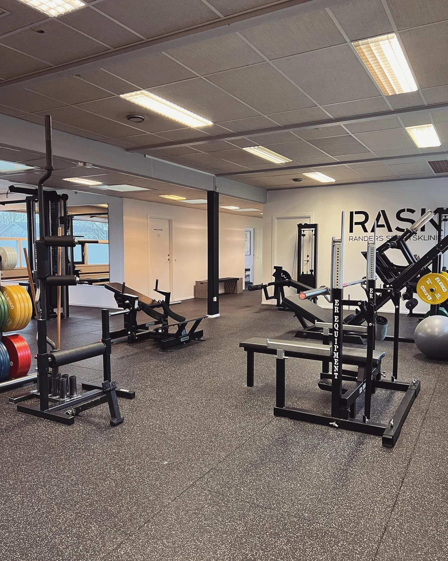 Tag din tr&aelig;ningsmakker, ven, kollega, mor, s&oslash;ster, k&aelig;reste, nabo, bror, f&aelig;tter, far, bedstemor&hellip; - eller kom selv 💪🏽 - med til gratis tr&aelig;ning eller en pr&aelig;sentation af RASKs fantastiske tr&aelig;ningsfacili