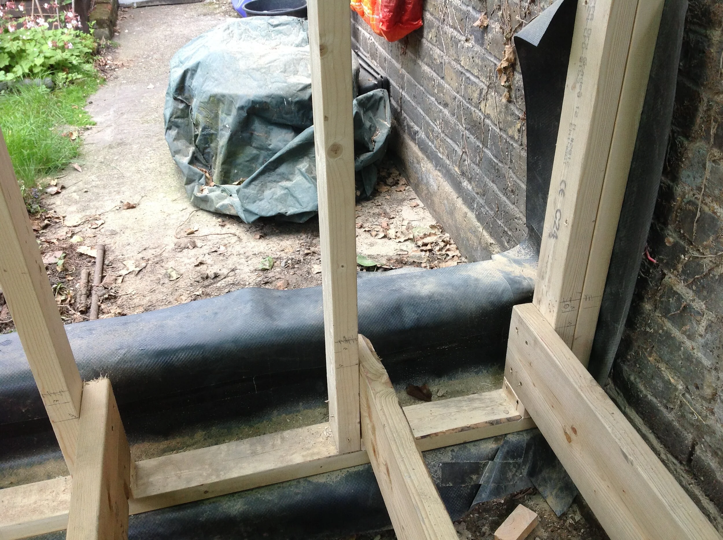 note how the damp proof course runs down the inside of the plinth so the hempcrete can insulate the plinth