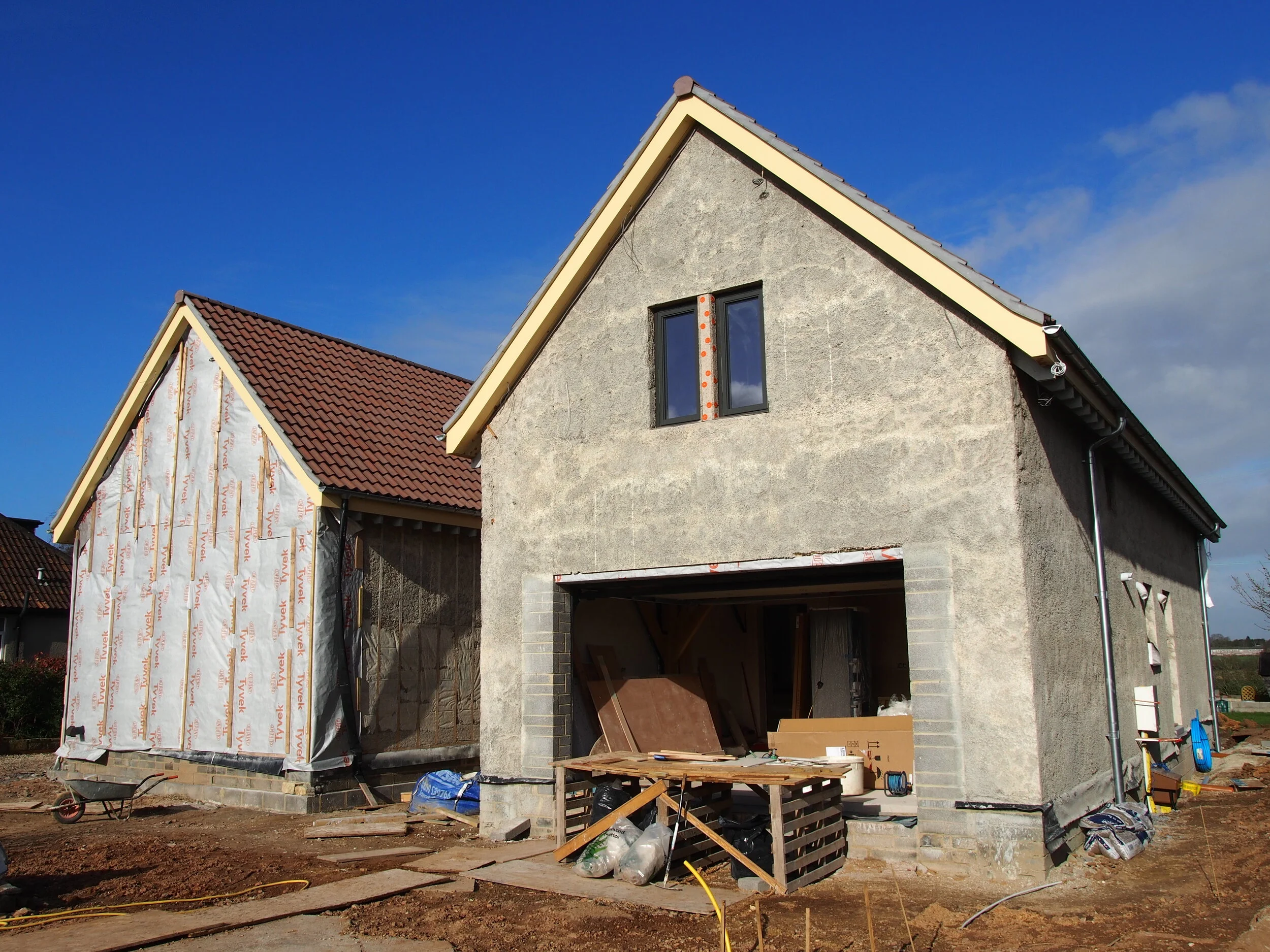 there is no cavity between the hempcrete and breather membrane nor between the breather membrane and stonework (when it went up)