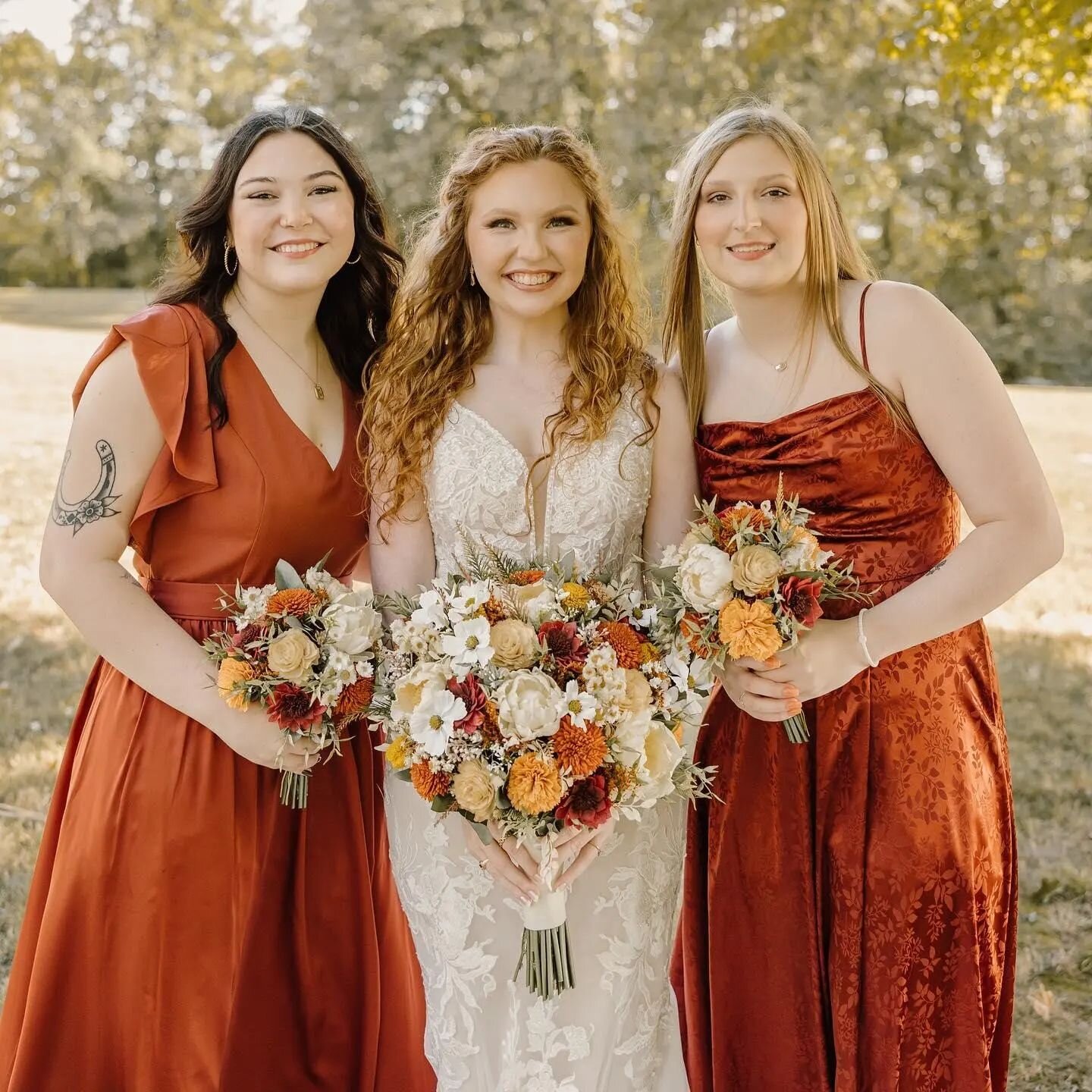 We are embracing the beauty of fall on the last day of the season with this gorgeous wedding! We just love the pairing of wild flowers, peach, and burnt orange! 

Today, our beautiful bride and her bouquet take the center stage as we bid farewell to 