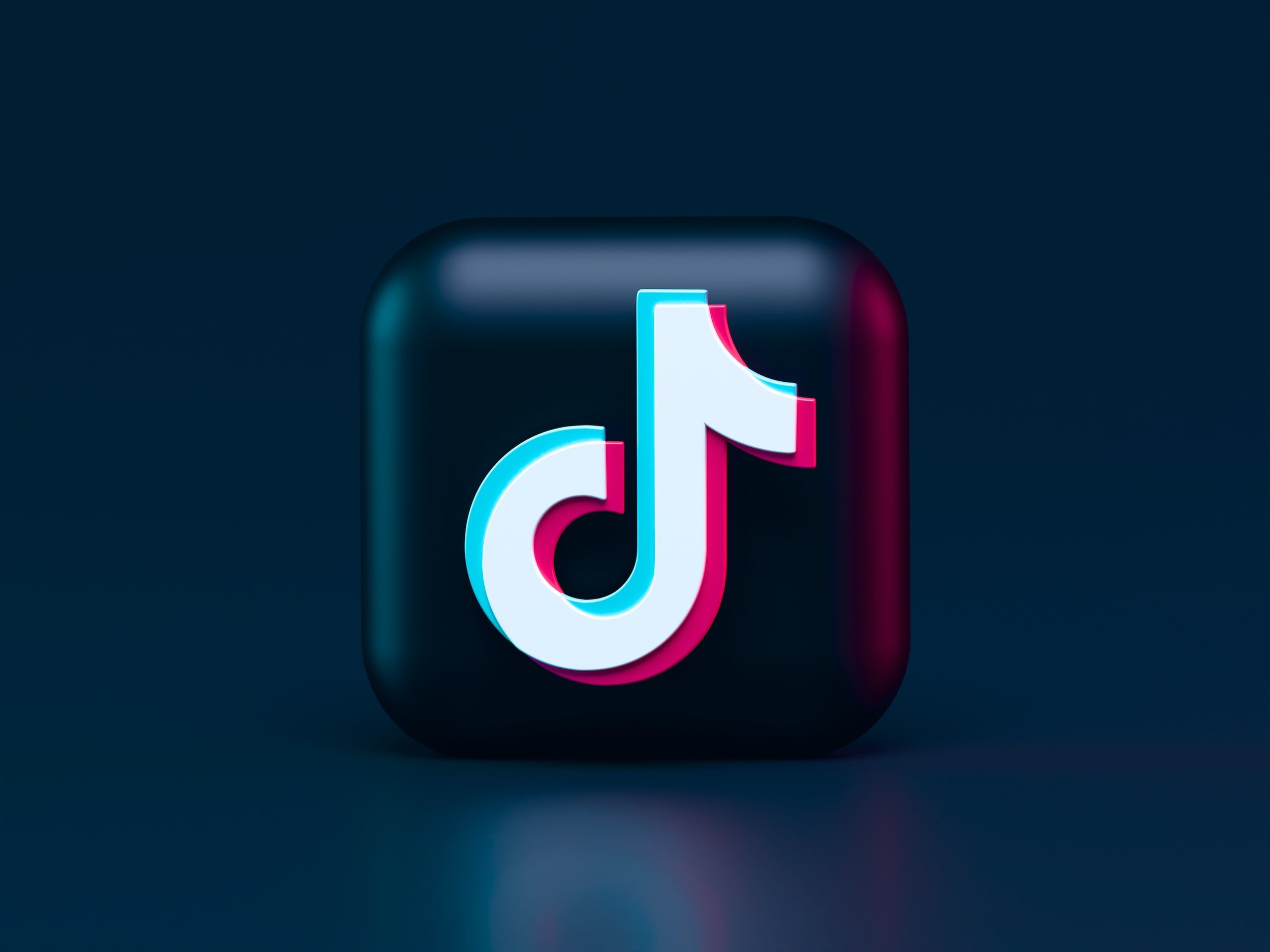 TikTok, the “anti-” or “ultimate” Instagram?