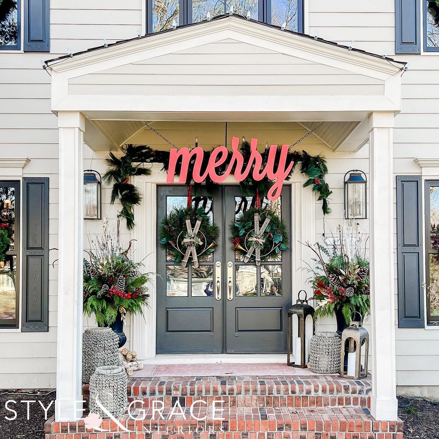 Wishing you all a very MERRY Christmas Eve! ❤️

#styleandgrace #styleandgraceinteriors #home #homedecor #exteriordesign #merrychristmas #happyholidays #holiday #christmaseve #interiordesign #interiordesigner #frontdoor #garland #homefortheholidays #w