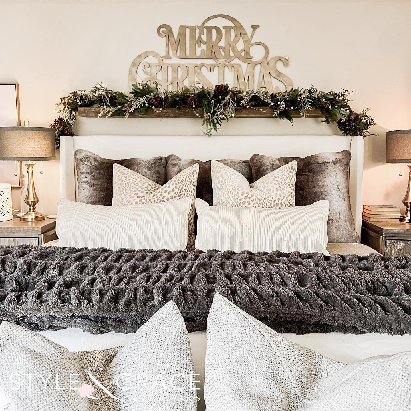 Rise and shine! ✨It&rsquo;s Christmas time! 🎄

#styleandgrace #styleandgraceinteriors #bedroomdecor #bedroom #merrychristmas #happyholidays #holidayseason #holidays #interiordesigner #interiordesign