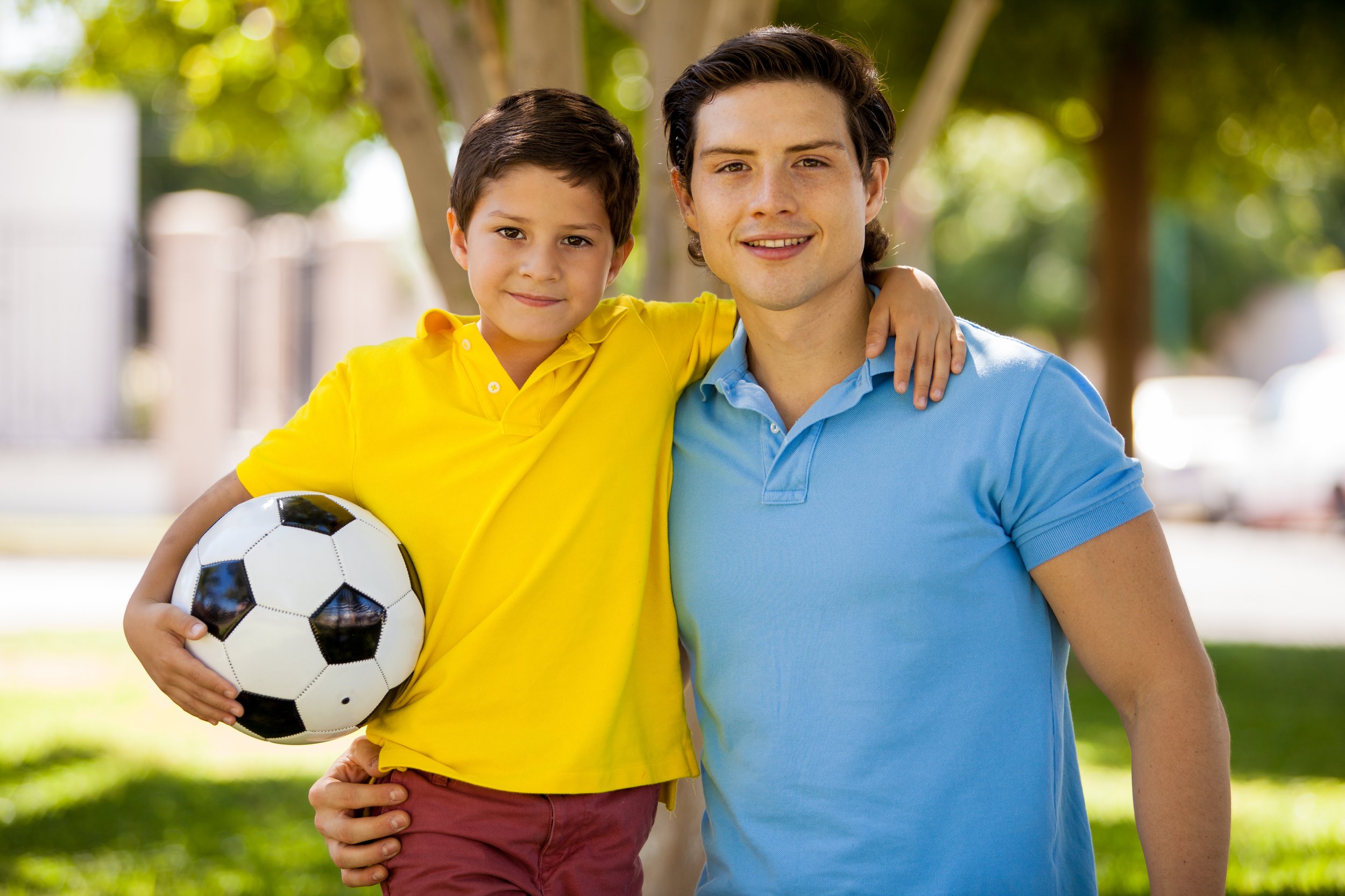 Папа играет в футбол. Отец и сын футбол. Фото футбол отец и сын. Отецмс сыном с футболистом. Фотосессия с сыном футболистом.