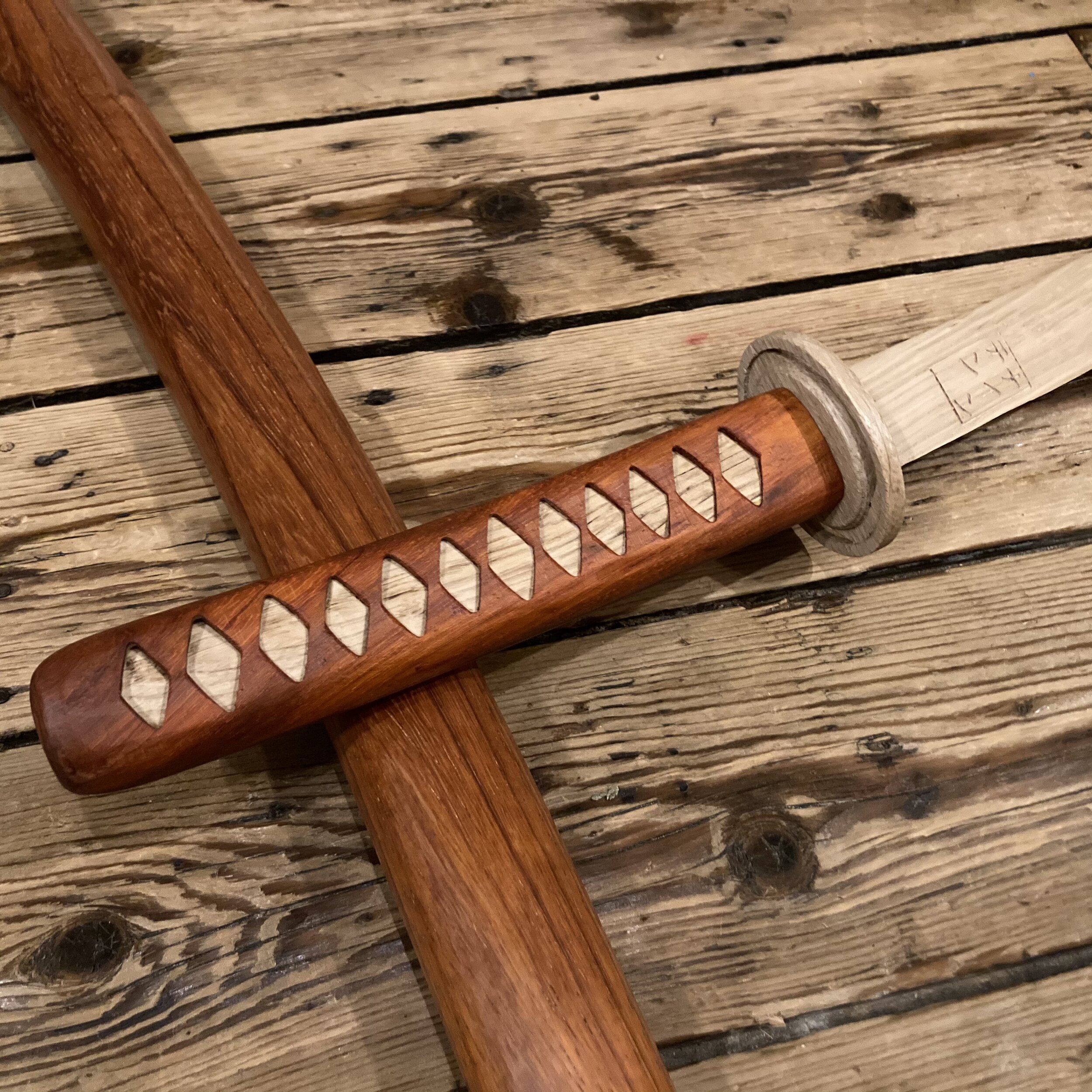 Strike a pose. Handle placed on the sheath with a lovely backrgound of my living room splintery floor.